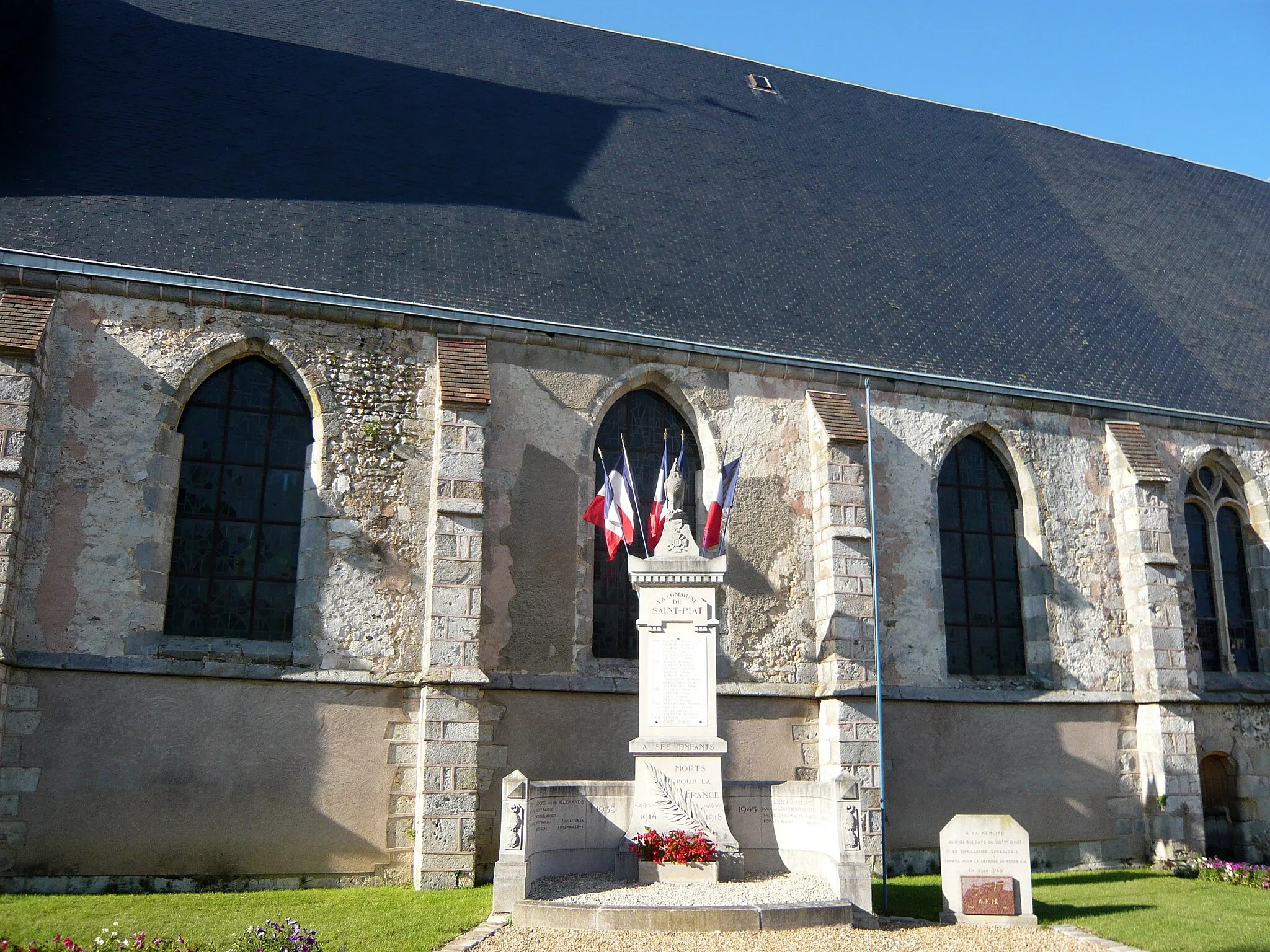 Photo showing: Église et monument aux morts de Saint-Piat, Eure-et-Loir (France).