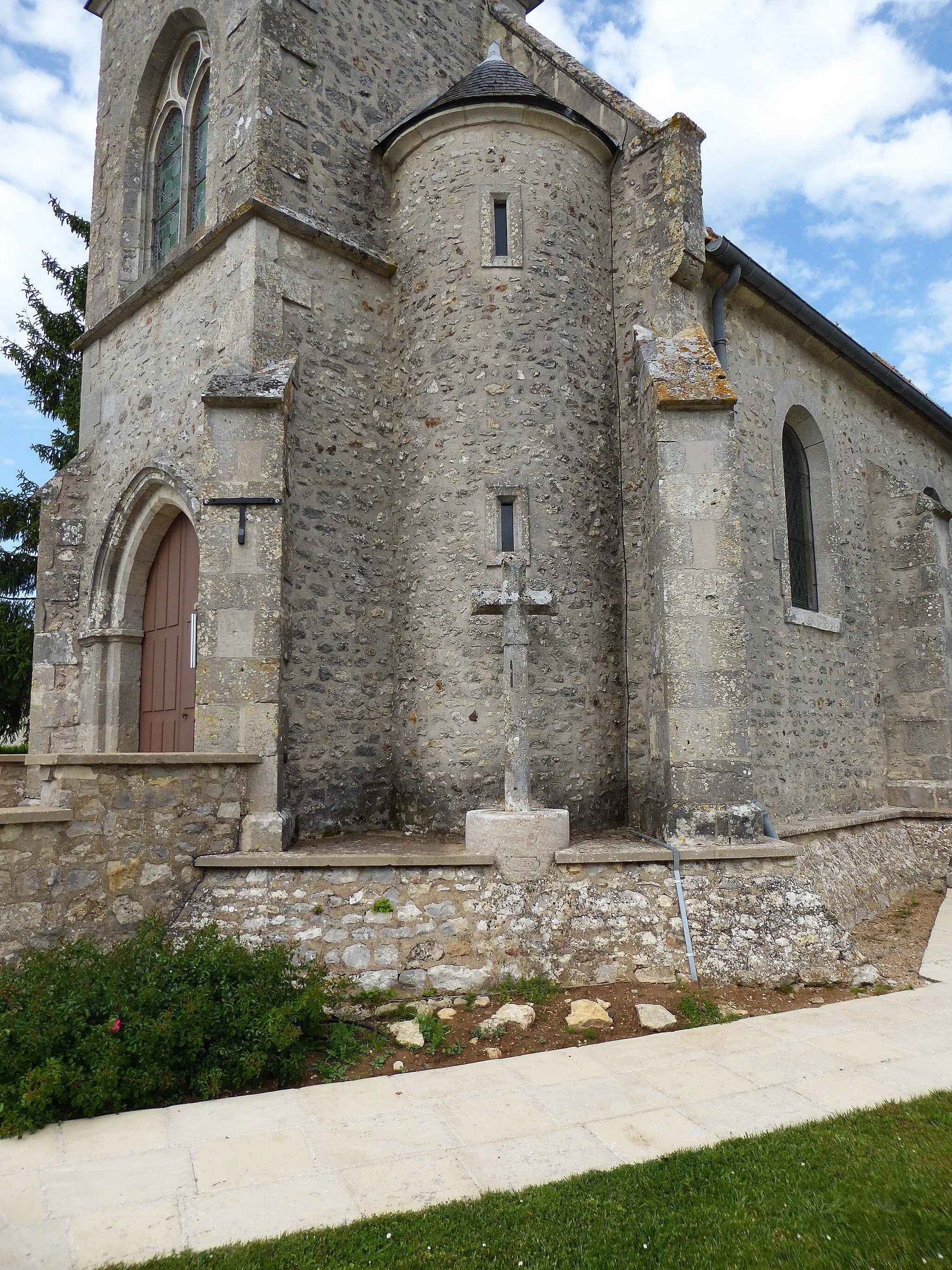 Photo showing: Croix (1730) de l'église Saint-Laurent de Villeneuve-Saint-Nicolas, les Villages Vovéens, Eure-et-Loir, France.
