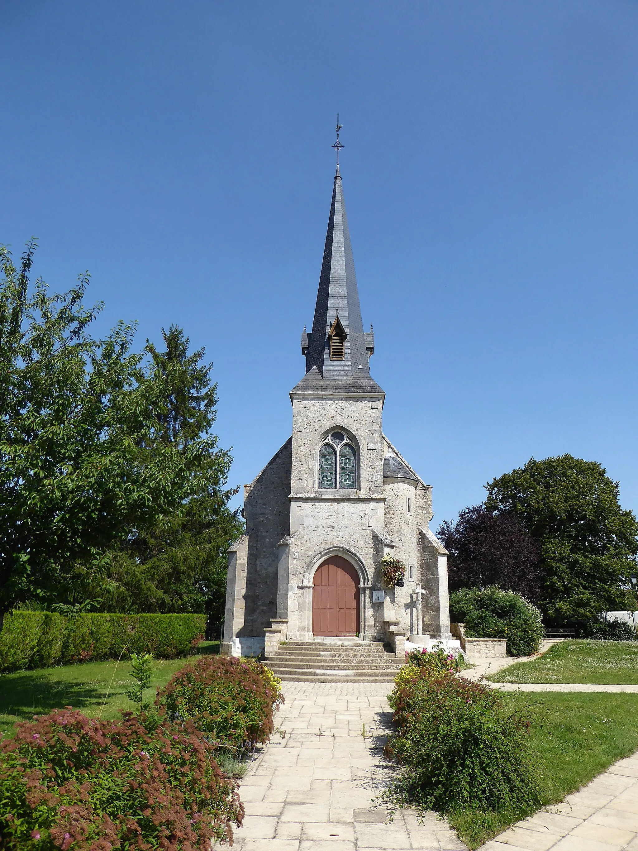 Photo showing: Façade ouest de l'église Saint-Laurent de Villeneuve-Saint-Nicolas, les Villages Vovéens, Eure-et-Loir, France.