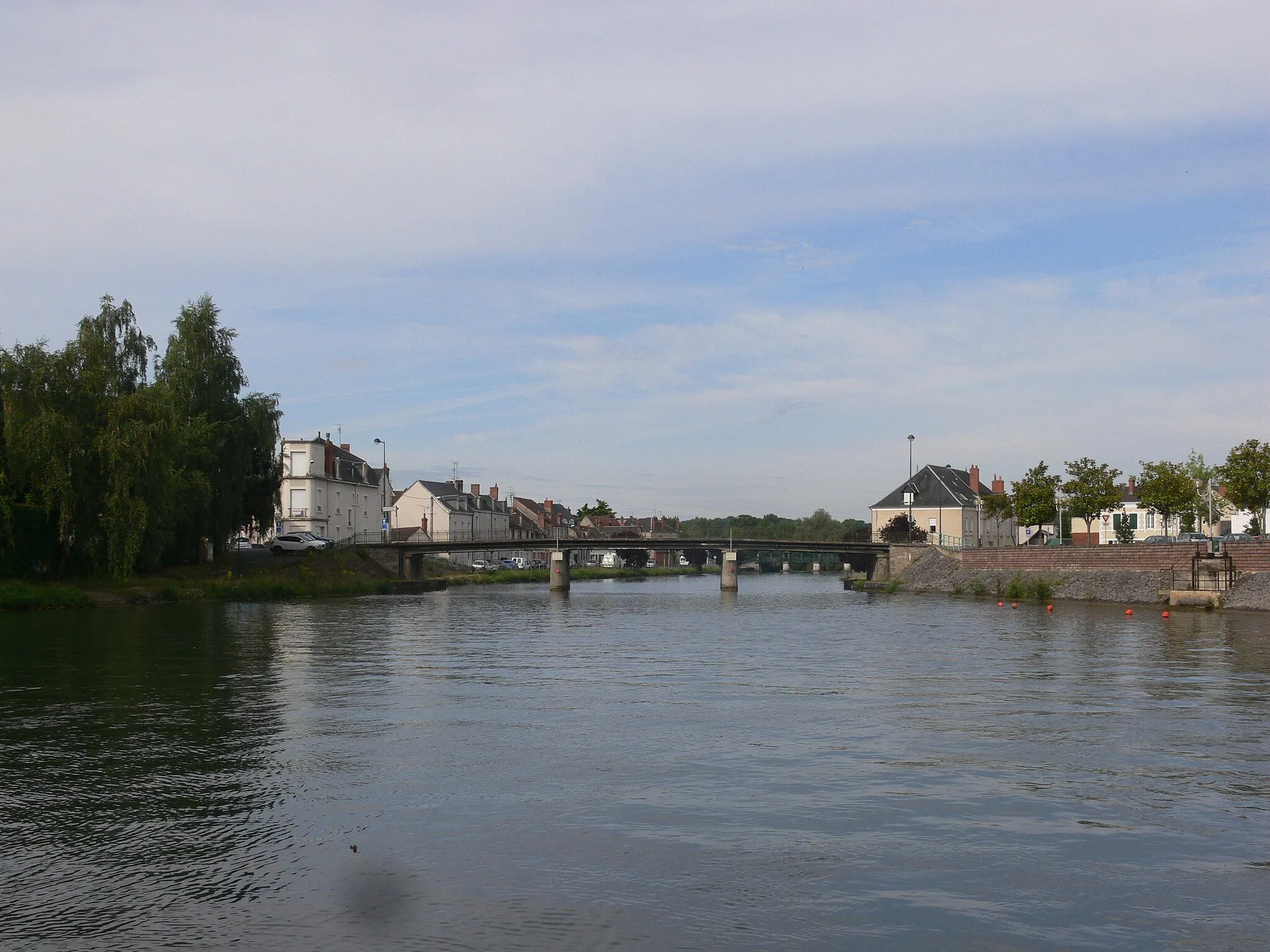 Photo showing: Pont sur le bassin central du canal de Berry et l'Yèvre, Vierzon, Cher, France