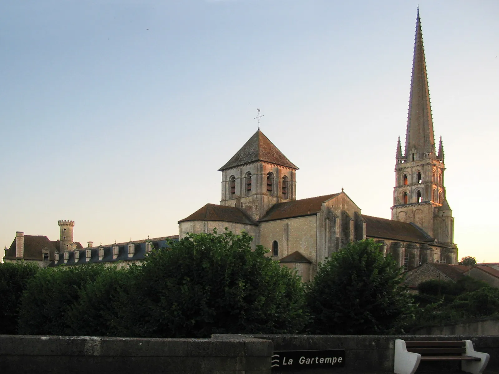 Photo showing: l'abbaye de Saint-Savin-sur-Gartempe au soleil couchant vue du pont sur la Gartempe.