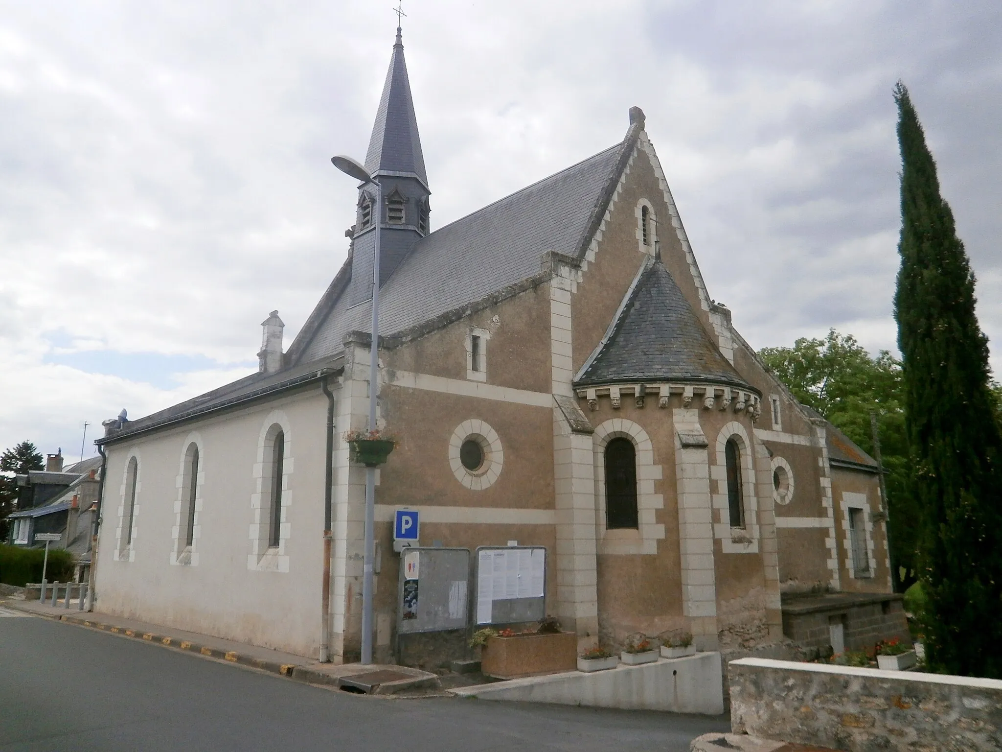 Photo showing: L'église de Saint-Genouph