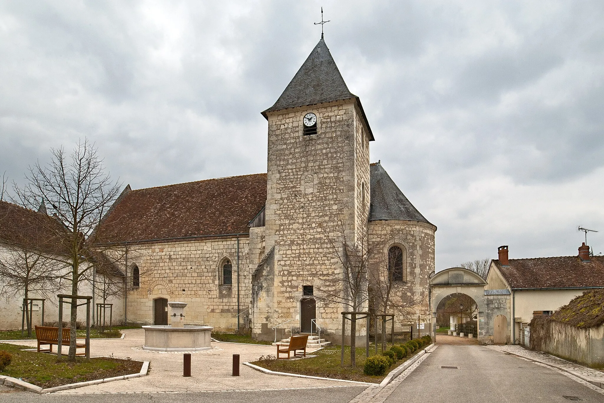 Photo showing: L'église Saint-Martin.
En 585, les habitants de Bourges incendient l'église Saint Martin de Mareuil-sur-Cher dans la quelle étaient conservés les reliques du saint, d'après Grégoire de Tours.
Les plus anciennes traces d'une église à Mareuil remontent à 1253, dans une bulle d'Innocent IV. 
Construite en pierre de Bourré à la fin du XIe­ début XIIe siècle.
Les traces romanes sont encore visibles à l'extérieur de la nef: arcs en plein cintre, contreforts et trace de l'ancien pignon sur la façade occidentale.
Après la guerre de Cent ans, les petites ouvertures faisant de l'église un lieu de refuge ne se justifient plus. De nouvelles fenêtres de style gothique sont ouvertes pour éclairer les chapelles latérales de la nef.
En 1698, à la suite de crues successives, le clocher s'écroule. Dès la fin du XVIIe ­début du XVIIIe siècle, le clocher actuel est reconstruit.
La Révolution empêche la pratique du culte dans l'église. Celle-ci devient le Temple de la Raison puis Temple de l'Être Suprême.
Le XIXe siècle, voit une successions de travaux qui nécessitent sans cesse des aides et impositions extraordinaires contestées par la population non pratiquante.
La réinstallation de nouvelles cloches fut l'un des objets de discorde entre l'abbé et le maire. Malgré les oppositions du Conseil municipal, de nouvelles cloches furent mises en place en 1886. Une troisième cloche, est fondue et mise en place en 1911.
L'horloge est installée en 1900.

The Church of St. Martin.
The oldest traces of a church in Mareuil back to 1253, a bull of Innocent IV.
Built in stone of Bourré in the late eleventh early twelfth century.
Romanesque traces are still visible on the outside of the nave arches, buttresses and trace of the old gear on the western facade.
After the Hundred Years War, the small openings making the church a place of refuge no longer justified. New Gothic windows are opened to illuminate the side chapels of the nave.
In 1698, following successive floods, the tower collapses. At the end of the seventeenth early eighteenth century, the current tower was rebuilt.
Revolution prevents the practice of worship in the church. This is the Temple of Reason and the Temple of the Supreme Being.
The nineteenth century saw a succession of jobs that require constant aid and extraordinary charges challenged by the non-practitioner.
Reinstalling new bells was one of the objects of contention between the abbot and the mayor. Despite the opposition of the City Council, new bells were put in place in 1886. A third bell was melted and implemented in 1911.

The clock was installed in 1900.