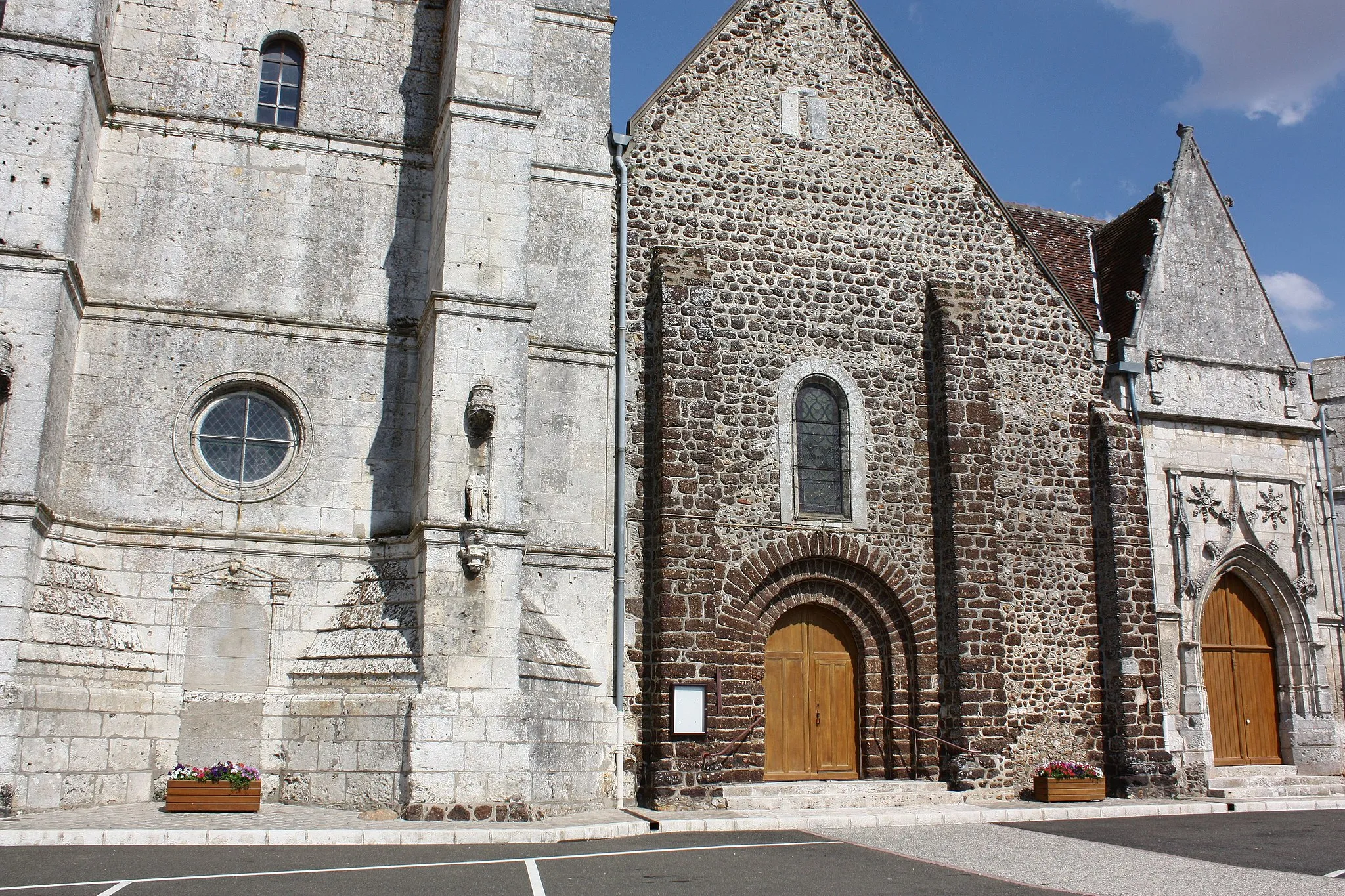 Photo showing: Arrou - Eglise Saint-Lubin
Façade Ouest