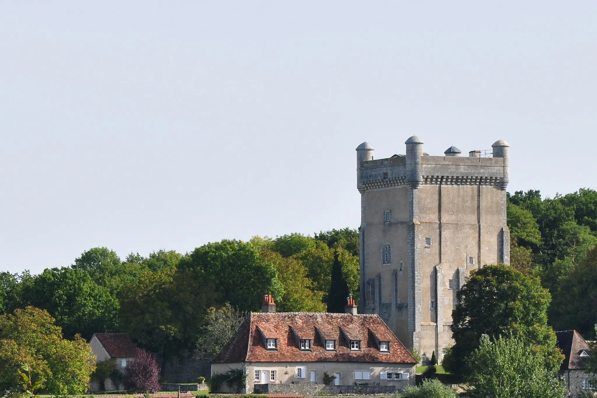 Photo showing: This building is inscrit au titre des monuments historiques de la France. It is indexed in the base Mérimée, a database of architectural heritage maintained by the French Ministry of Culture, under the reference PA00097473 .