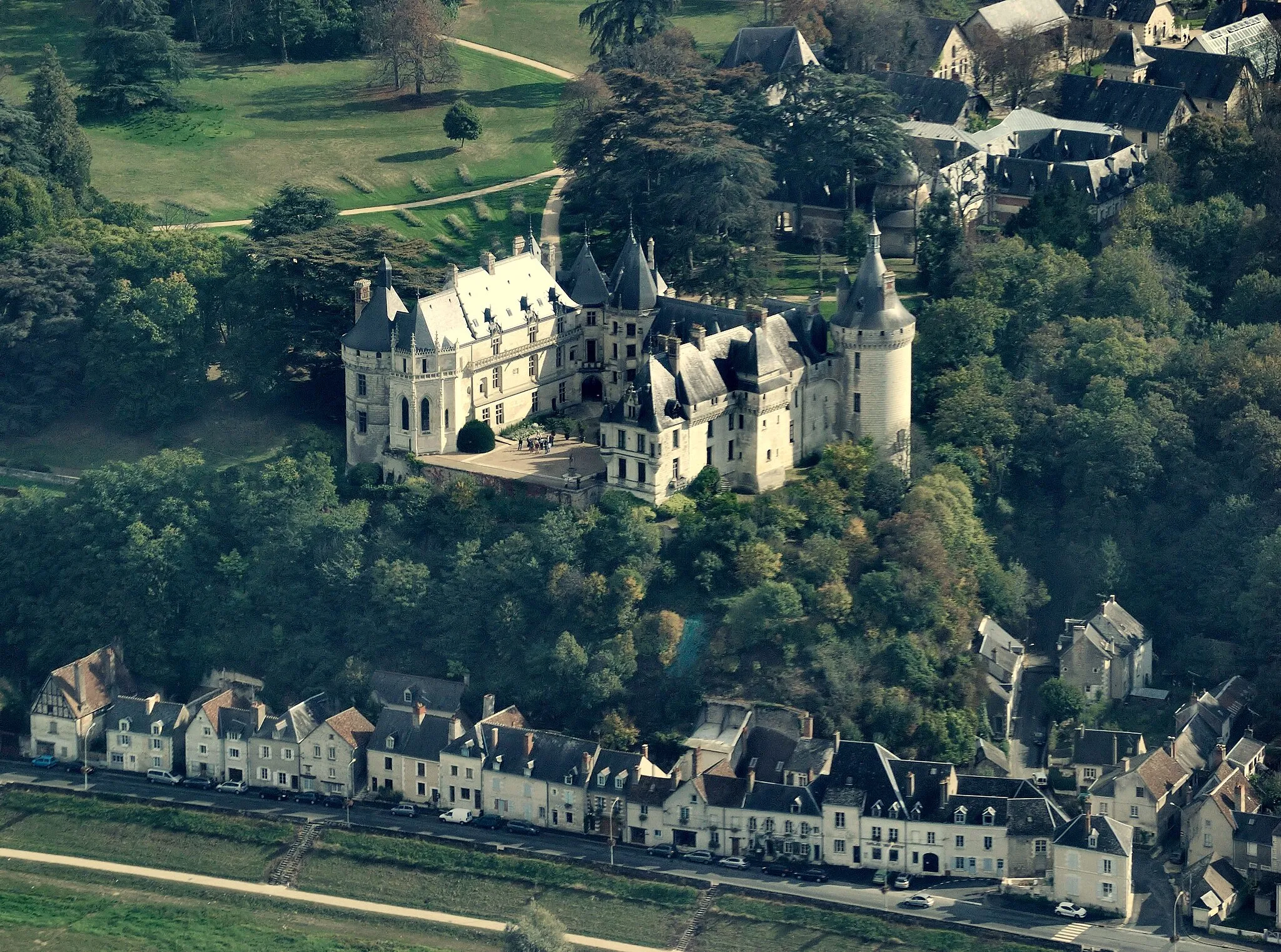 Photo showing: Aerial view of the castle of Chaumont-sur-Loire, Loir-et-Cher department, France. The main entrance is visible from the courtyard. The houses near the bottom of the picture stand alongside the left bank of the Loire. Nikon D60 f=110mm f/8 at 1/1000s ISO 400. Processed using Nikon ViewNX 1.3.0 and GIMP 2.6.6.