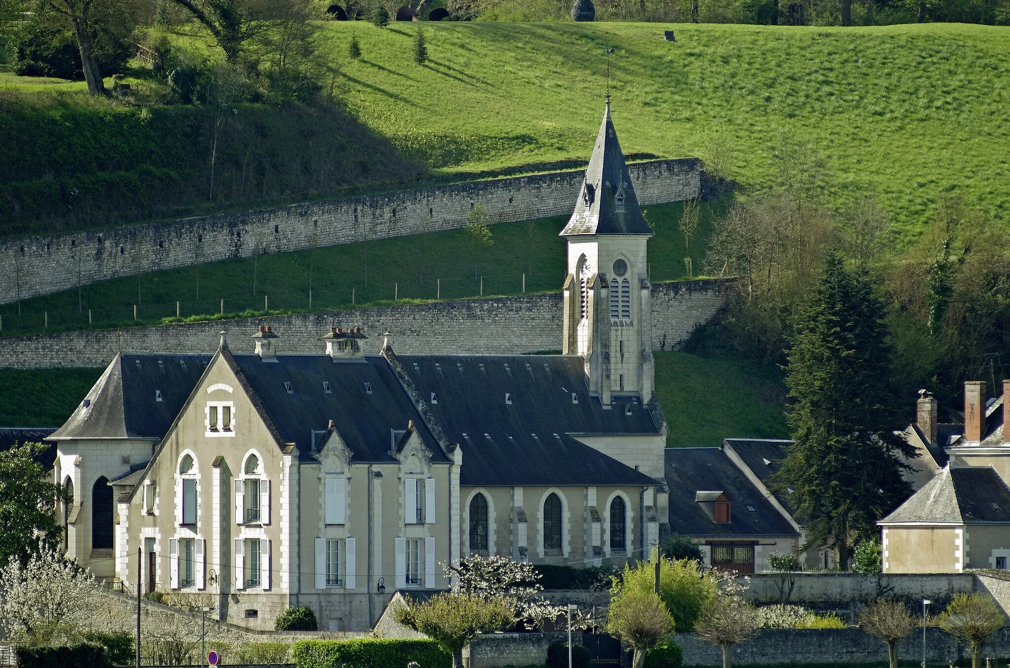 Photo showing: Chaumont-sur-Loire (Loir-et-Cher)
Eglise Saint-Nicolas.

L'ancienne église, située près du château, ayant été détruite à la fin du 19ème siècle, l'église actuelle fut construite, avec le presbytère, en 1883, au bord de la Loire. Oeuvre de l'architecte Paul-Ernest Sanson, elle fut consacrée en 1898. Paul-Ernest Sanson (1836-1918), architecte parisien, a effectué les travaux de restauration du château de Chaumont en 1878. Tout au long de sa carrière, il construira de nombreux hôtels particuliers à Paris.