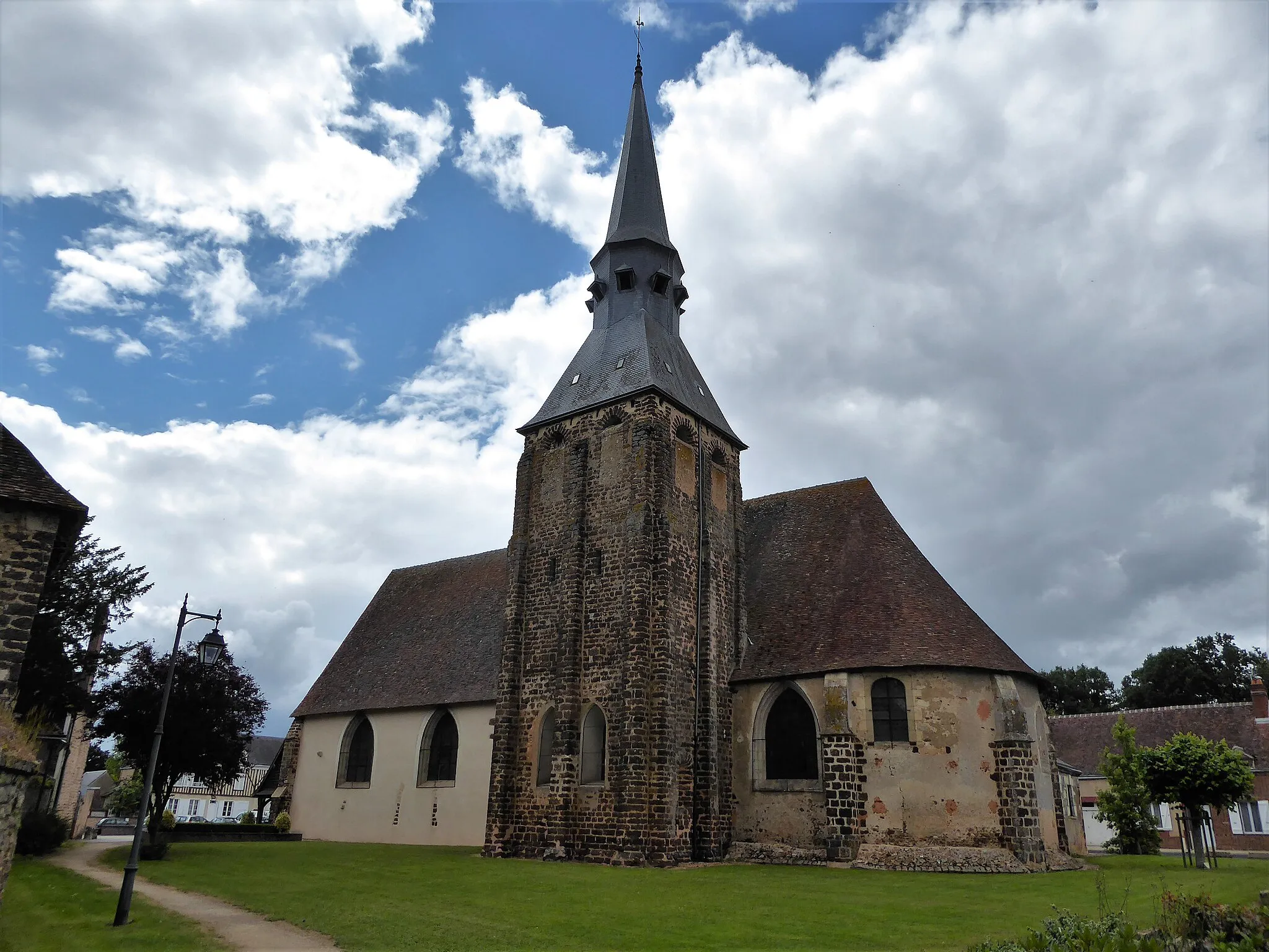 Photo showing: Clocher, chevet et mur sud de l'église Saint-Martin d'Unverre, Eure-et-Loir, France.