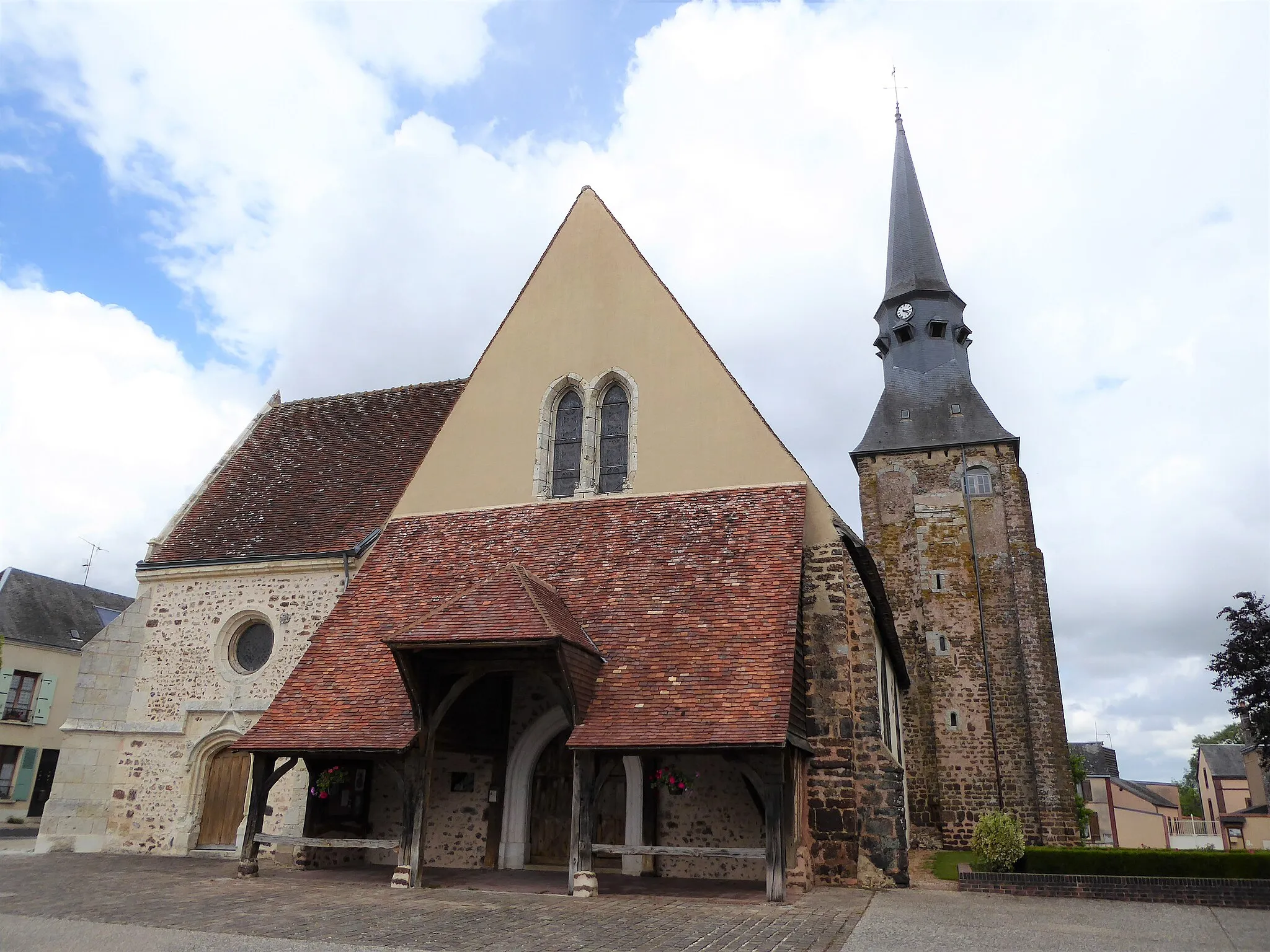 Photo showing: Façade ouest de l'église Saint-Martin d'Unverre, Eure-et-Loir, France.