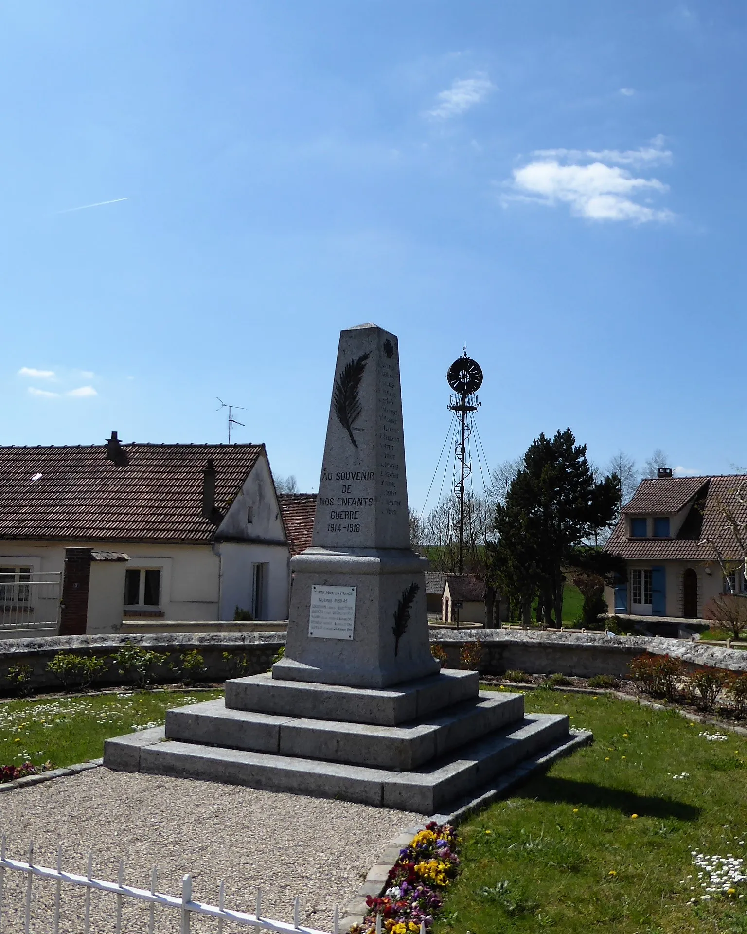 Photo showing: Monument aux morts et ancienne éolienne de Nogent-le-Phaye, Eure-et-Loir, France.