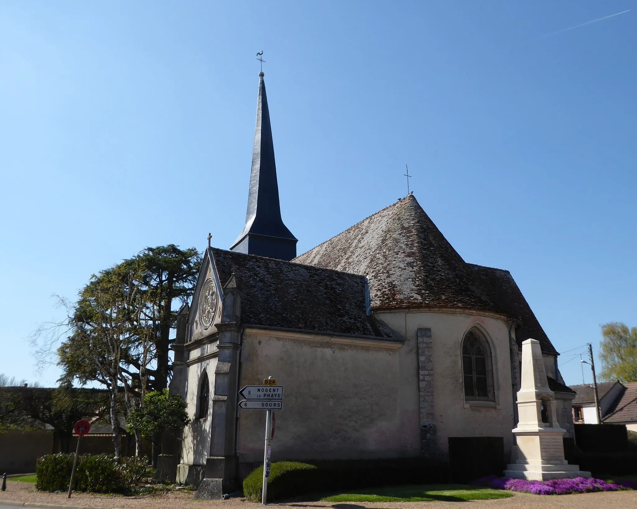 Photo showing: Monument aux morts et chevet de l'église Saint-Léger, Houville-la-Branche, Eure-et-Loir, France.
