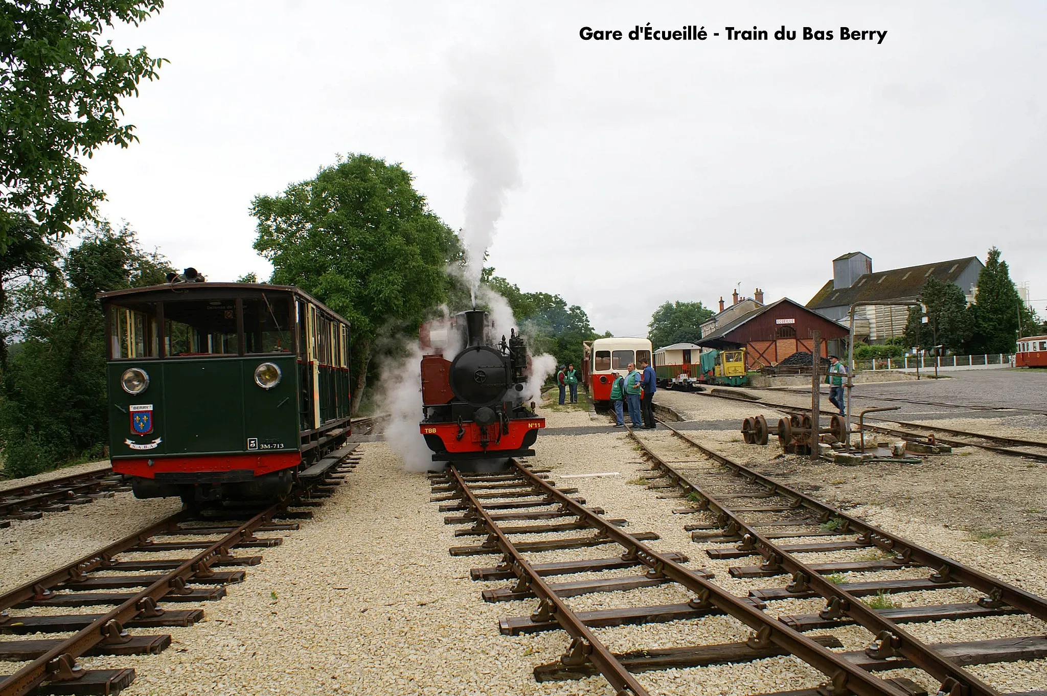 Photo showing: Gare d'Écueillé, matériel roulant du Train du Bas Berry, lors de la journée d'inauguration de la remise en état de la ligne touristique et de la locomotive à vapeur Corpet-Louvet (TBB n°11)