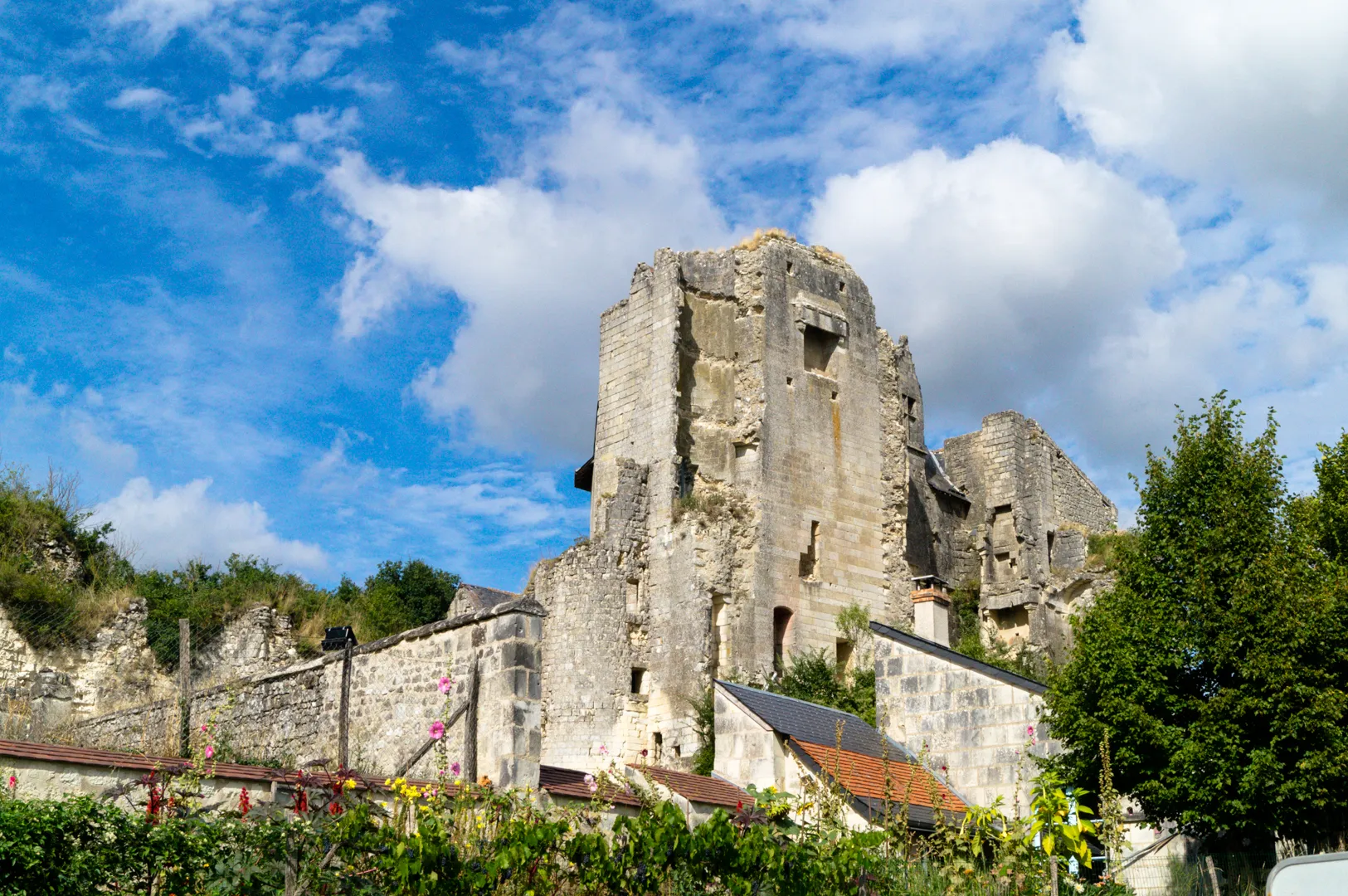 Photo showing: This building is inscrit au titre des monuments historiques de la France. It is indexed in the base Mérimée, a database of architectural heritage maintained by the French Ministry of Culture, under the reference PA00097720 .