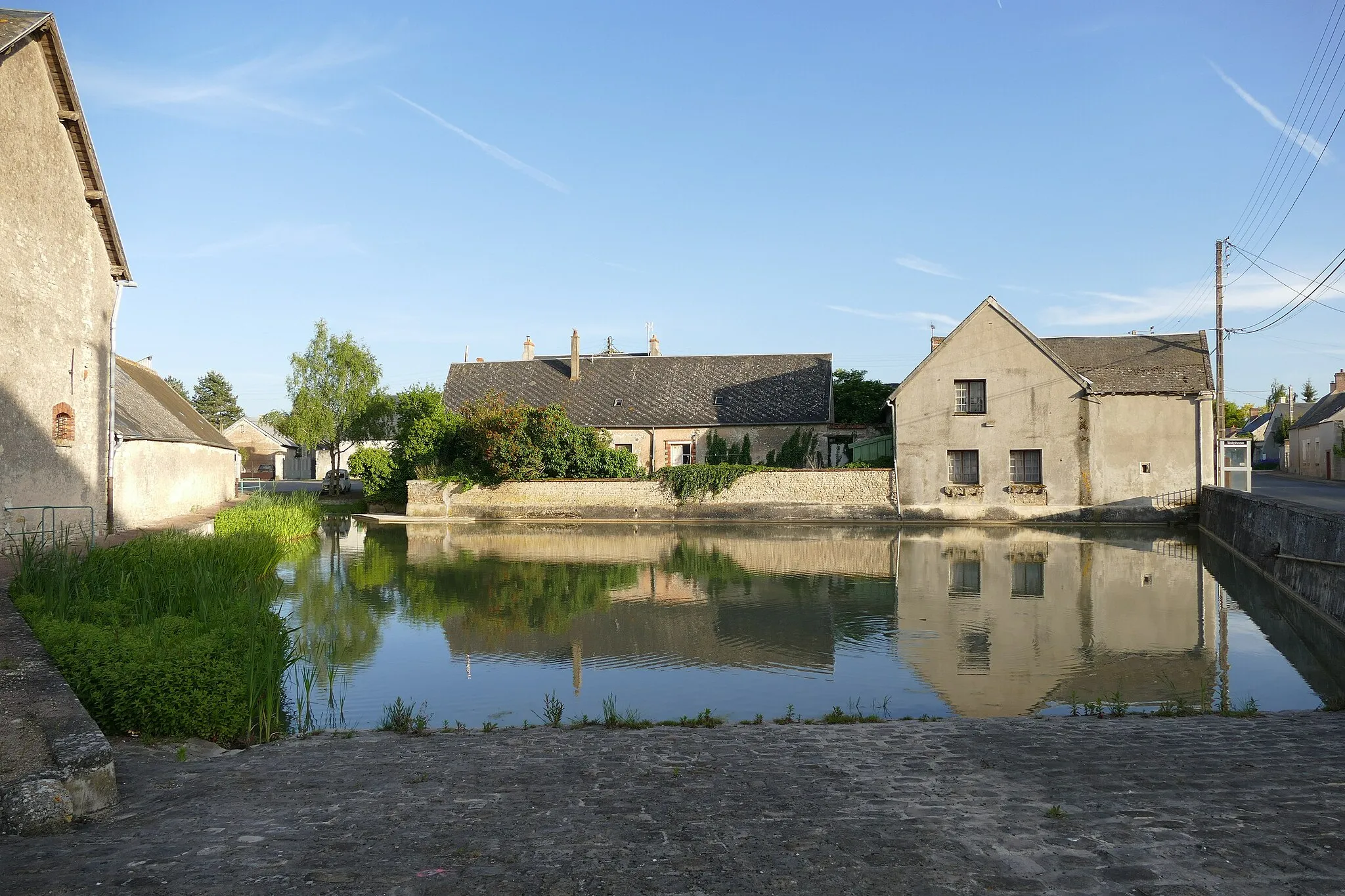 Photo showing: Houses and pond in Jouy-en-Pithiverais (Loiret, Centre-Val de Loire, France).