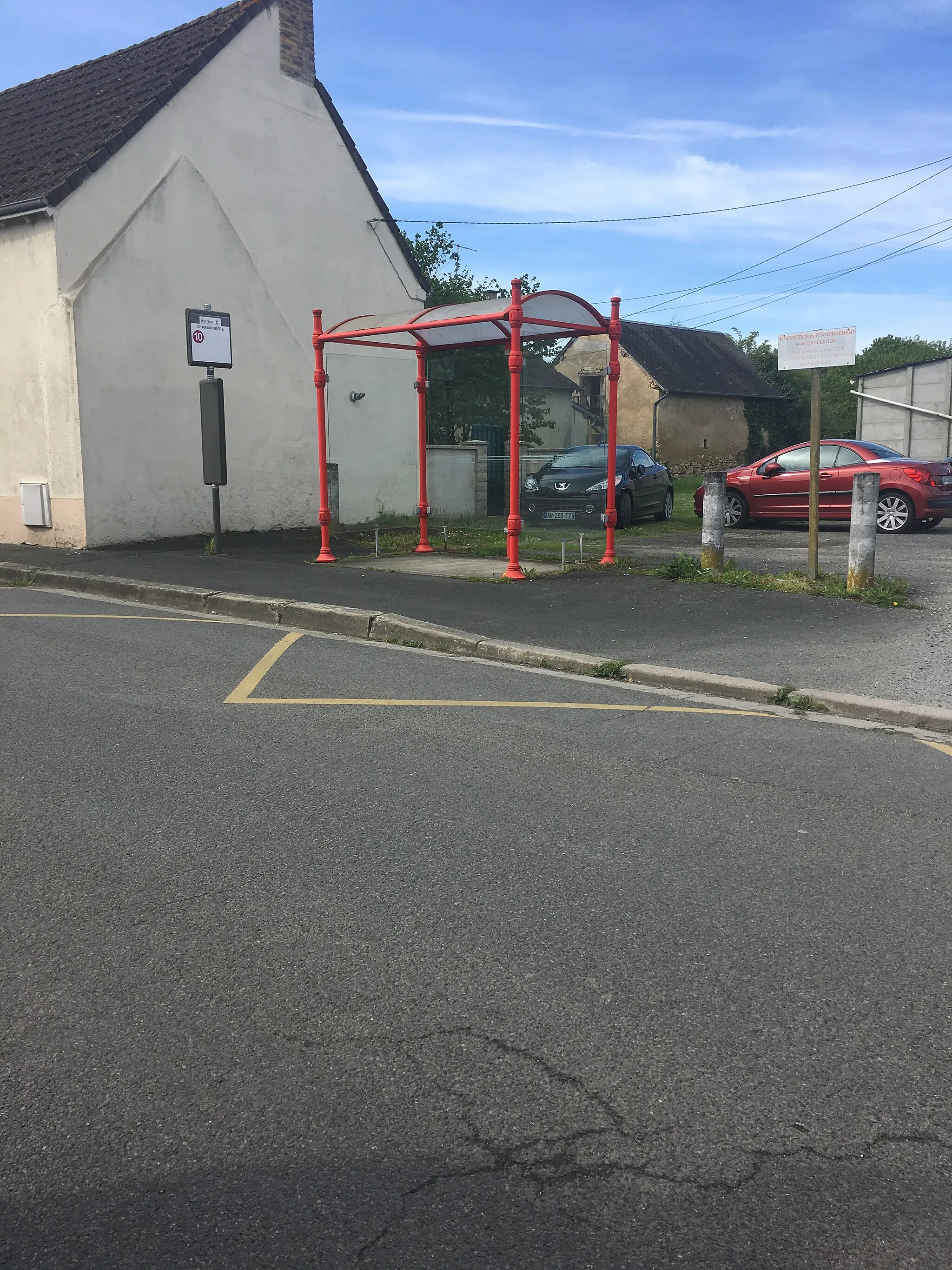 Photo showing: Le Poinçonnet (36) : L'arrêt de bus « Charbonnière » (ligne 10), du réseau Horizon.