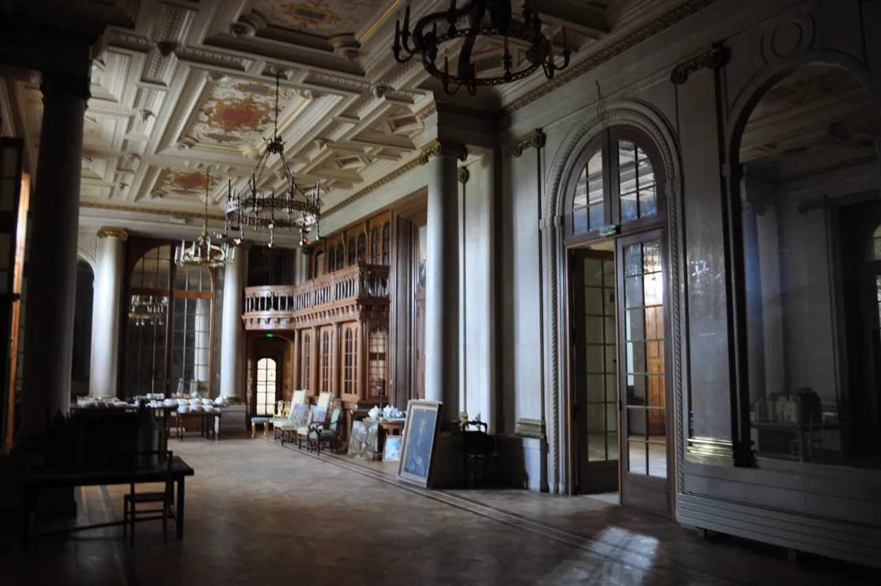 Photo showing: salon du château de l’Orfrasière, oeuvre de l'artiste André Eugène COSTILHES