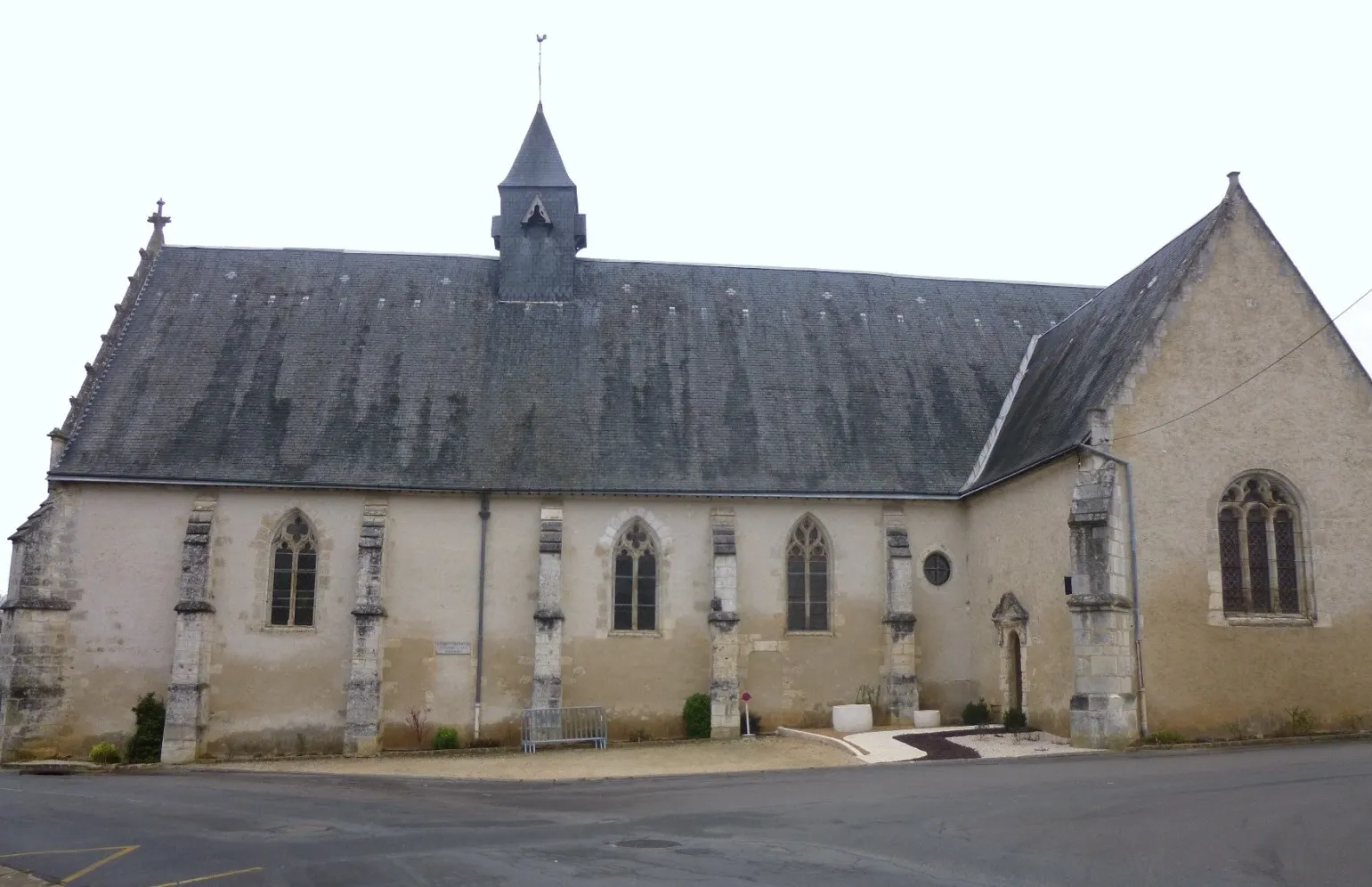 Photo showing: Côté est  de l' église St Hilaire