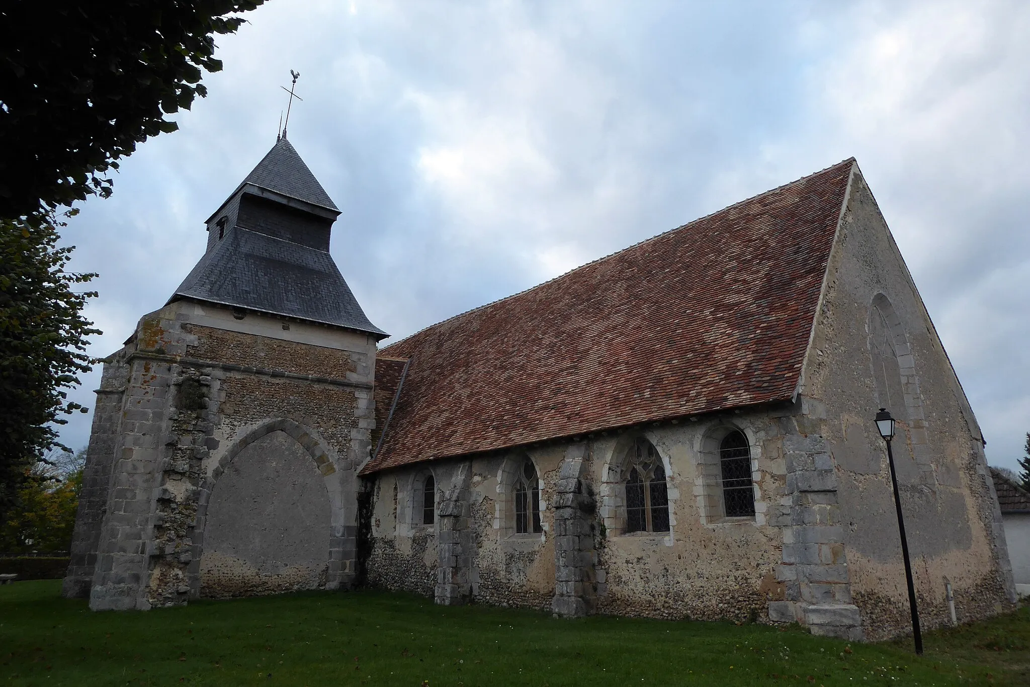 Photo showing: façades sud et est de l'église Saint-Hilaire, Charpont, Eure-et-Loir, France.