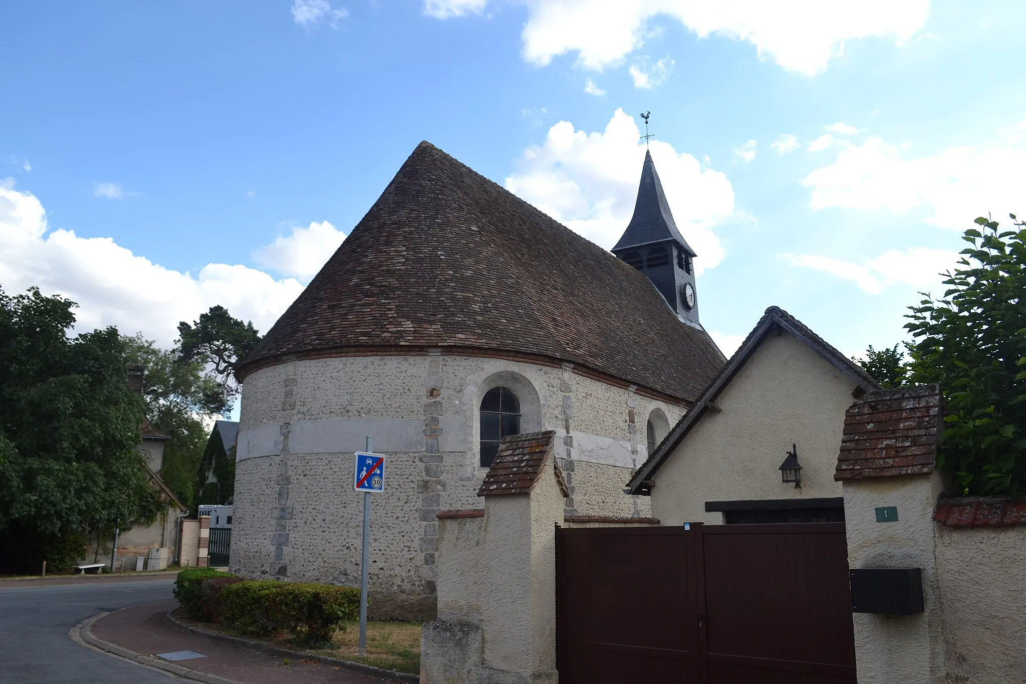 Photo showing: L'Église d'Écluzelles côté nord.