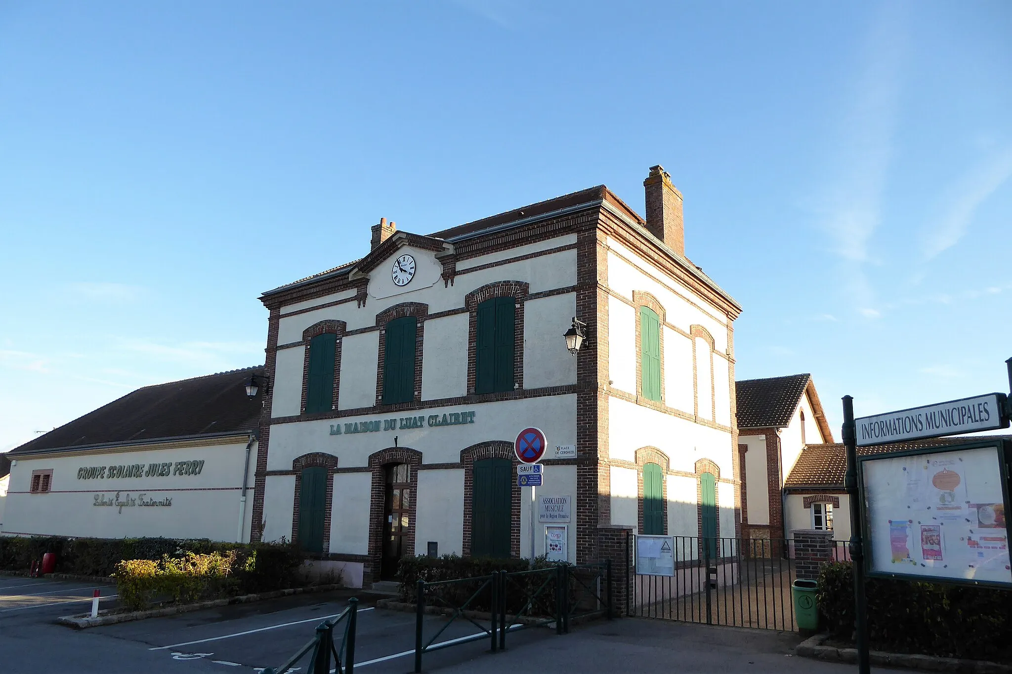 Photo showing: le groupe scolaire Jules Ferry et la maison du Luat Clairet, Luray, Eure-et-Loir, France.