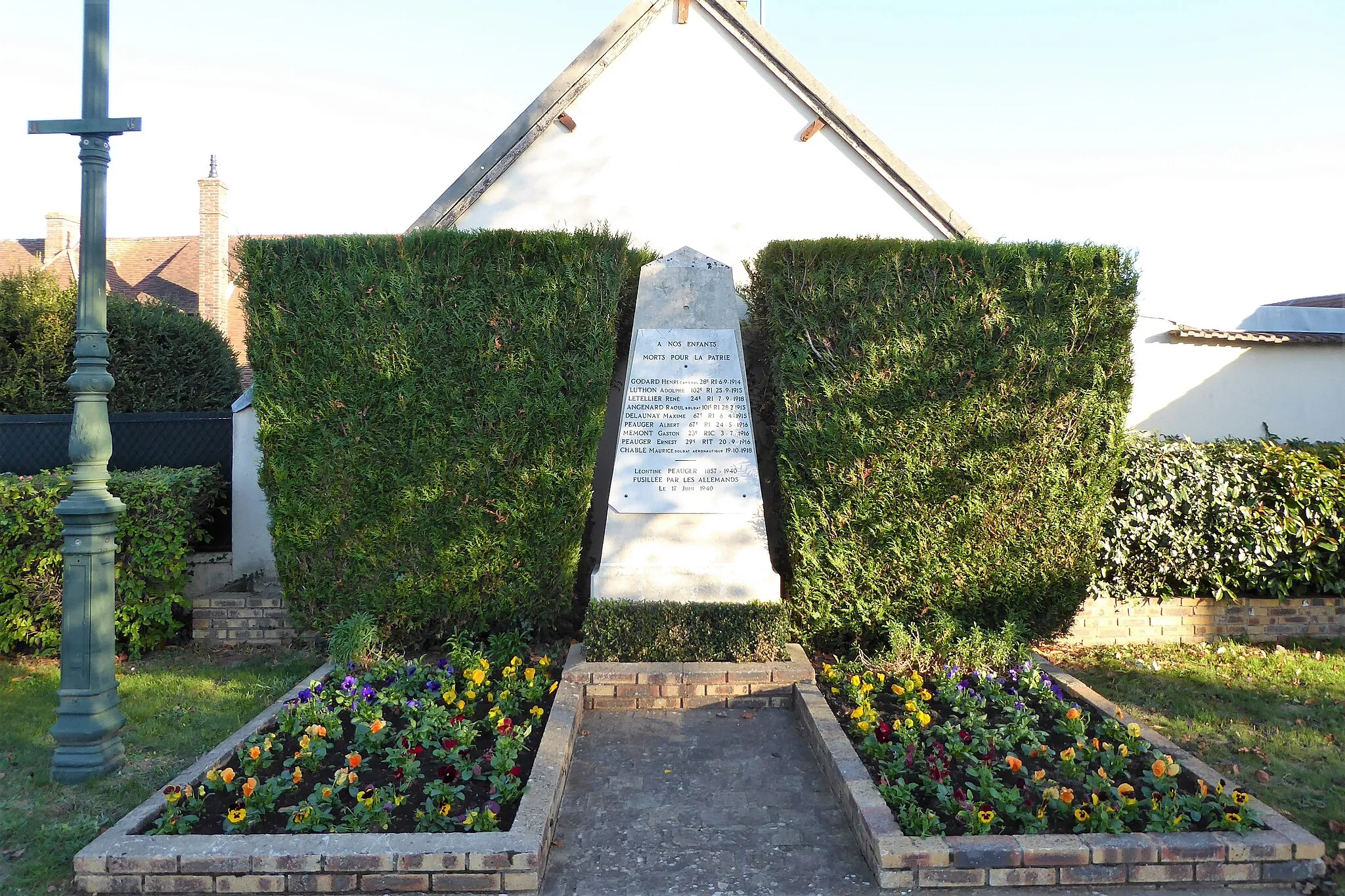 Photo showing: monument aux morts de Luray, Eure-et-Loir, France.