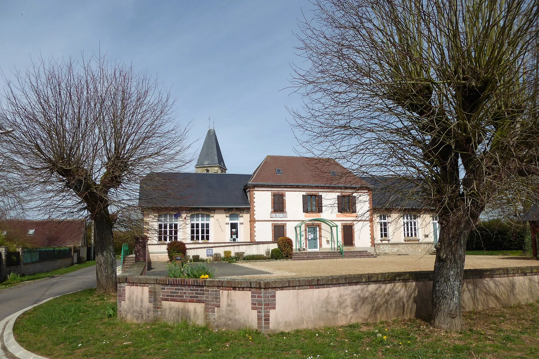 Photo showing: mairie-école et église Saint-Martin, Garancières-en-Drouais, Eure-et-Loir, France.