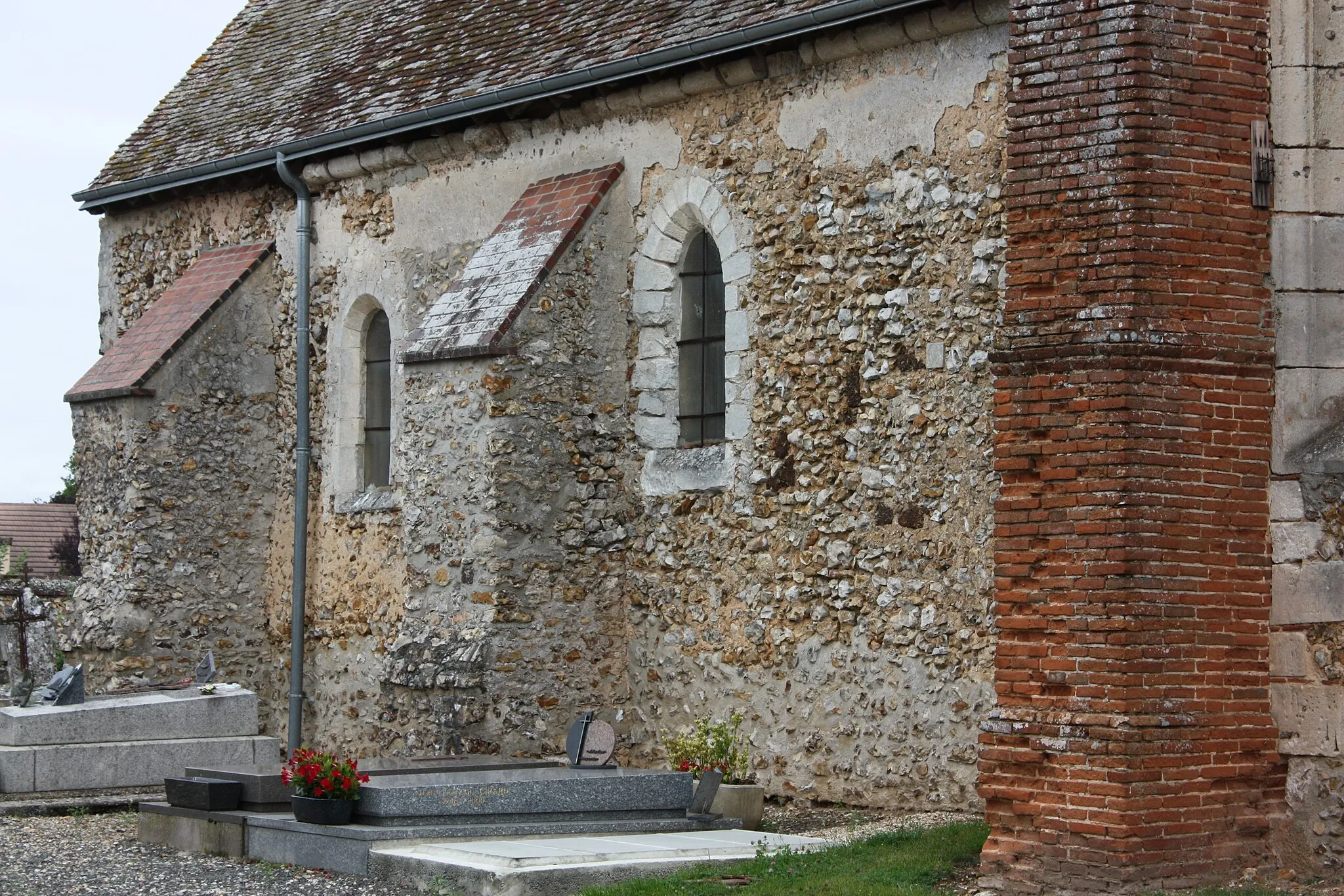 Photo showing: Louvilliers-en-Drouais - Eglise Saint-Léger
Mur Sud