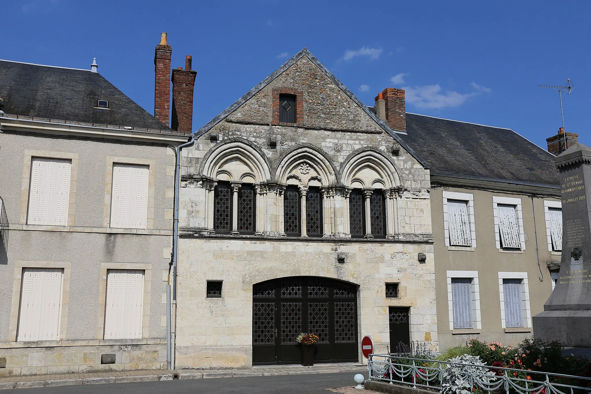 Photo showing: Maison du 13e siècle située 8 place de l'Université à Saint-Benoît-sur-Loire.