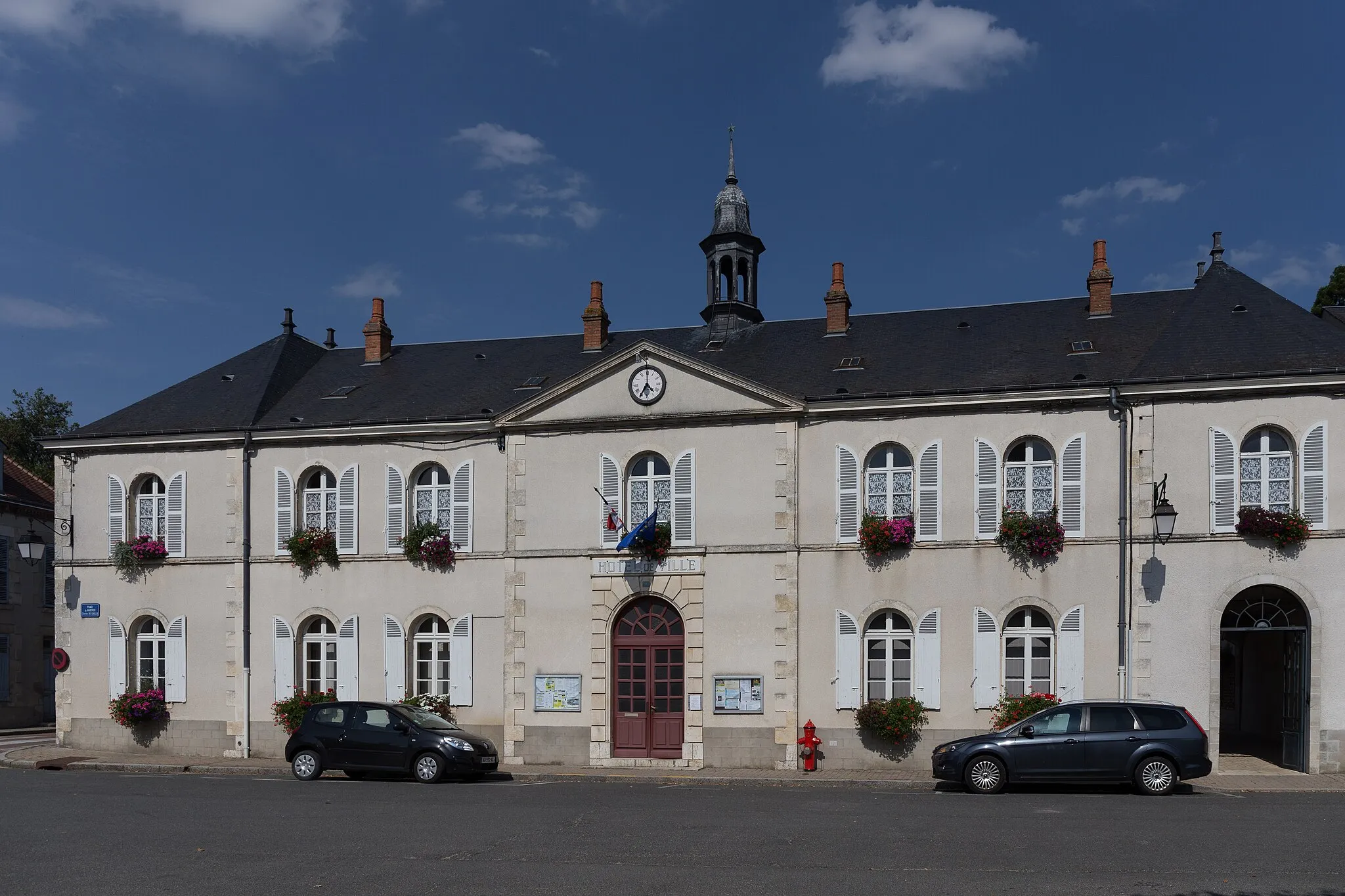 Photo showing: Town hall of Saint-Benoît-sur-Loire.