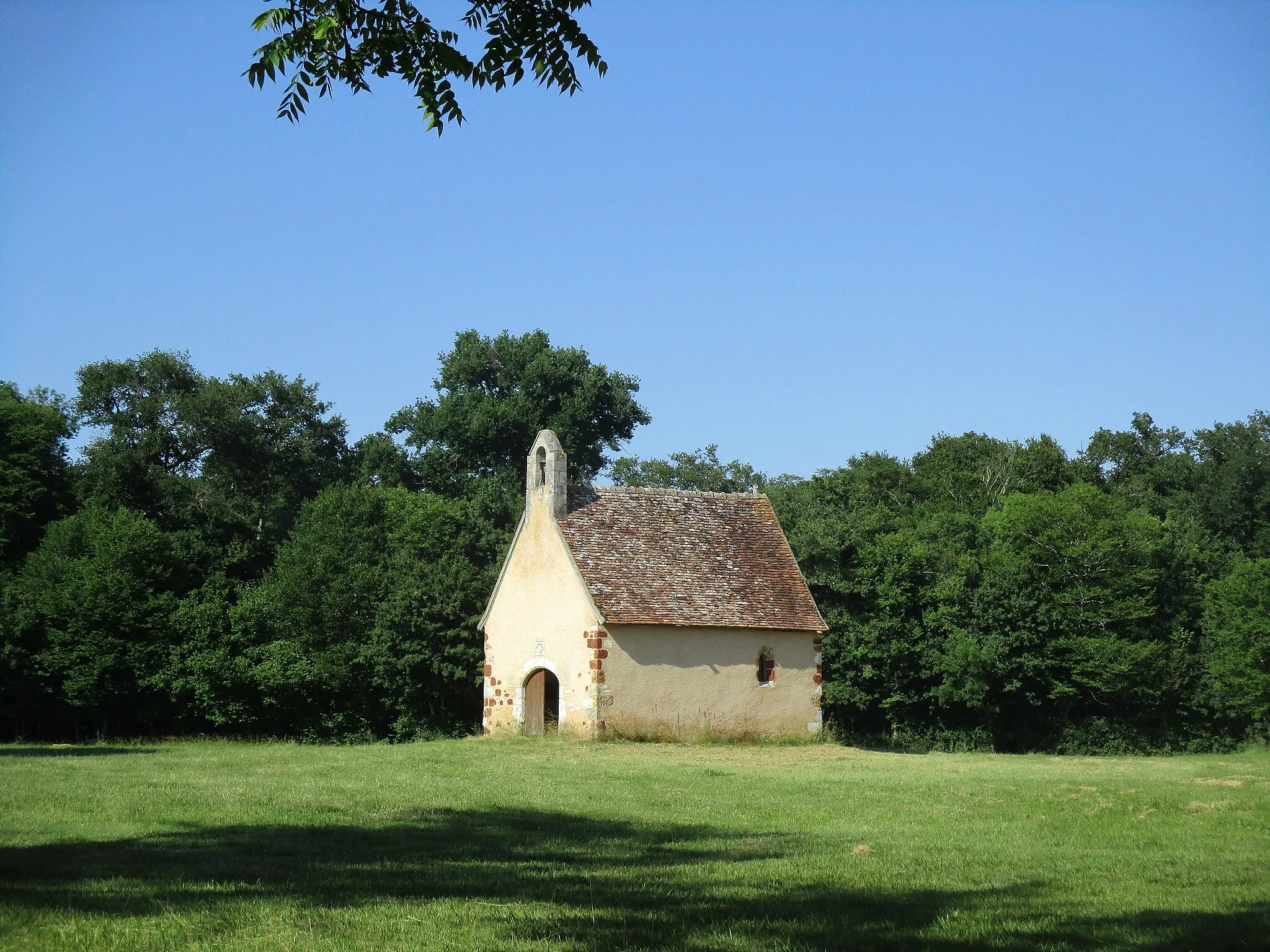 Photo showing: Chapelle de Saint-Sulpice en forêt de Lancosme, à Vendoeuvres, des XVème et XVIème siècle. Les pierres rouges utilisées pour sa construction sont du grès ferrugineux typique de la région, la Brenne