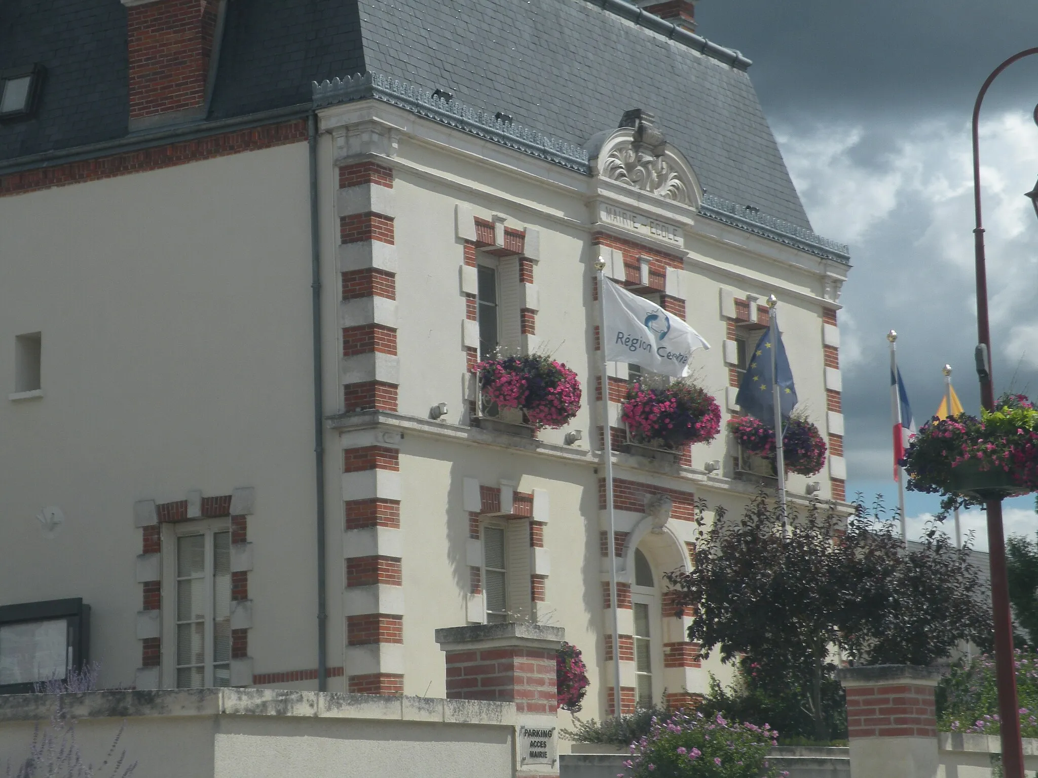 Photo showing: Town hall of Dampierre-en-Burly.