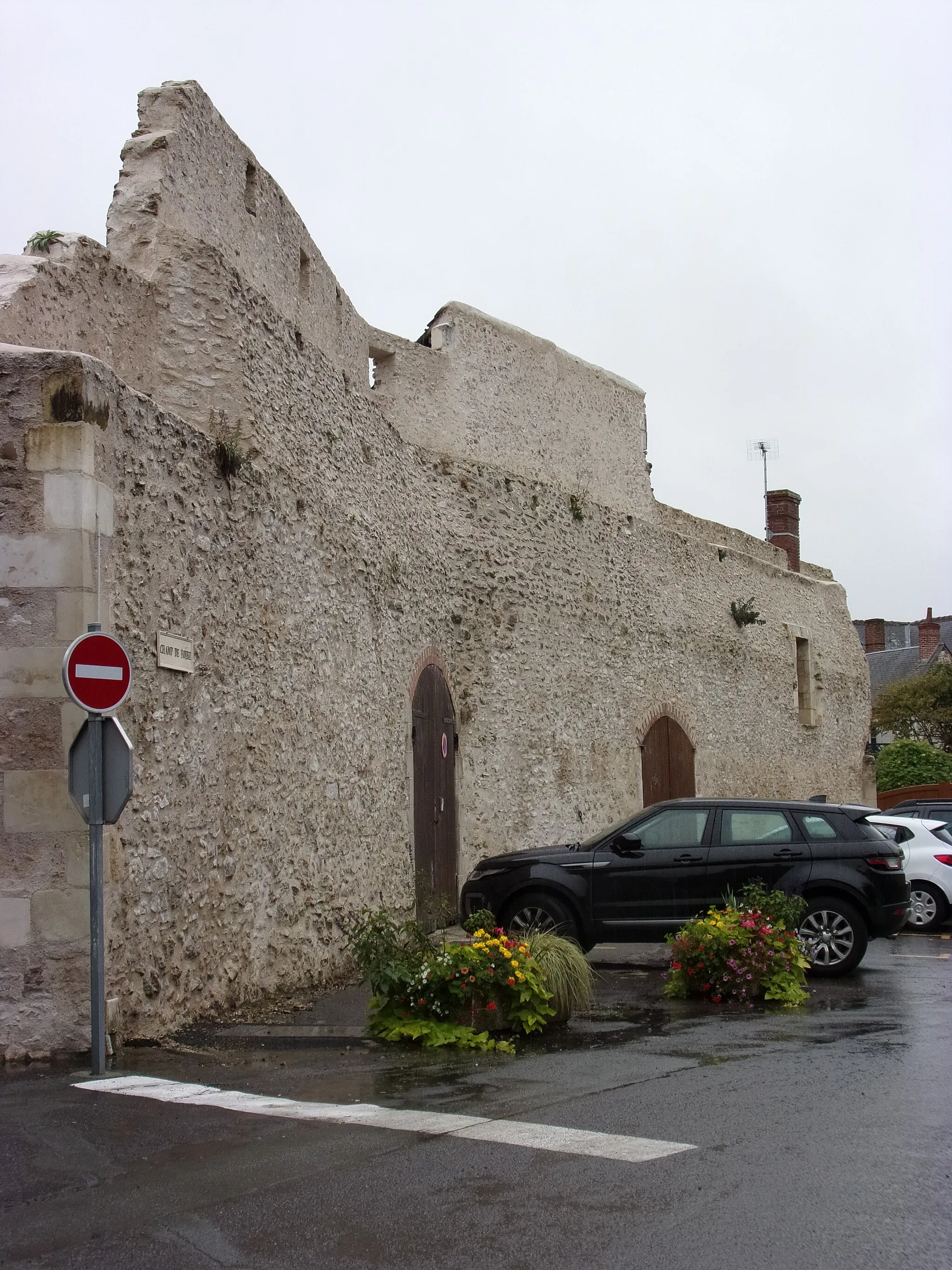 Photo showing: Mur de fortifications de l'enclos abbatial de Cormery (sud)