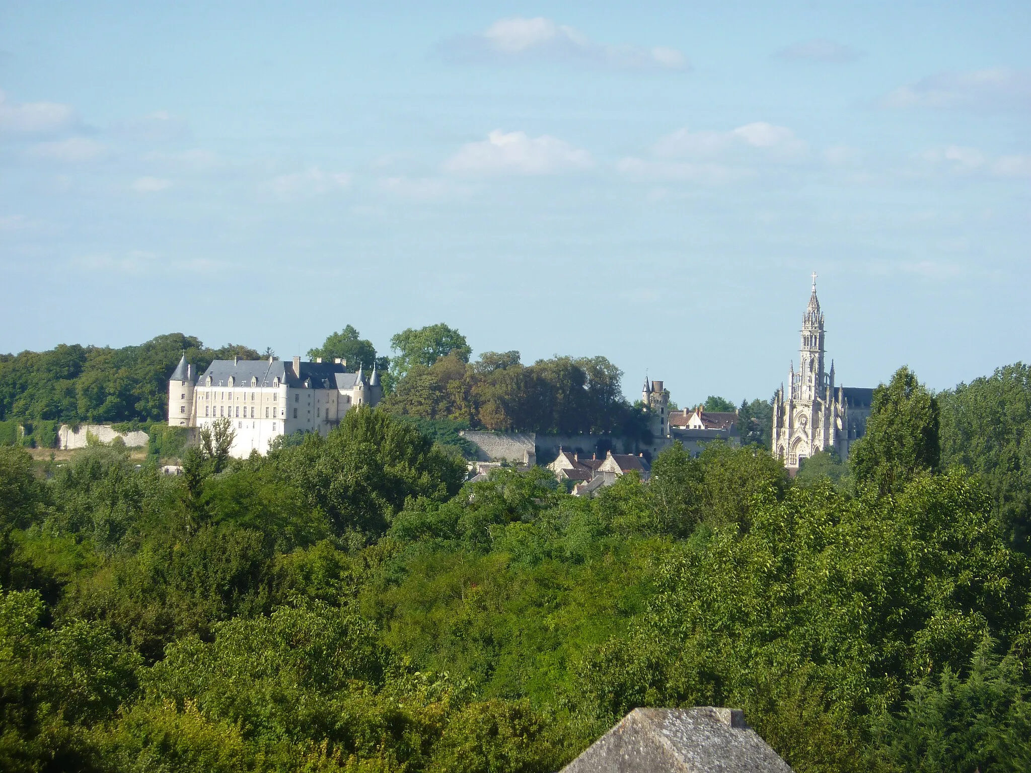 Photo showing: À gauche le château et à droite la basilique Notre-Dame des Enfants.