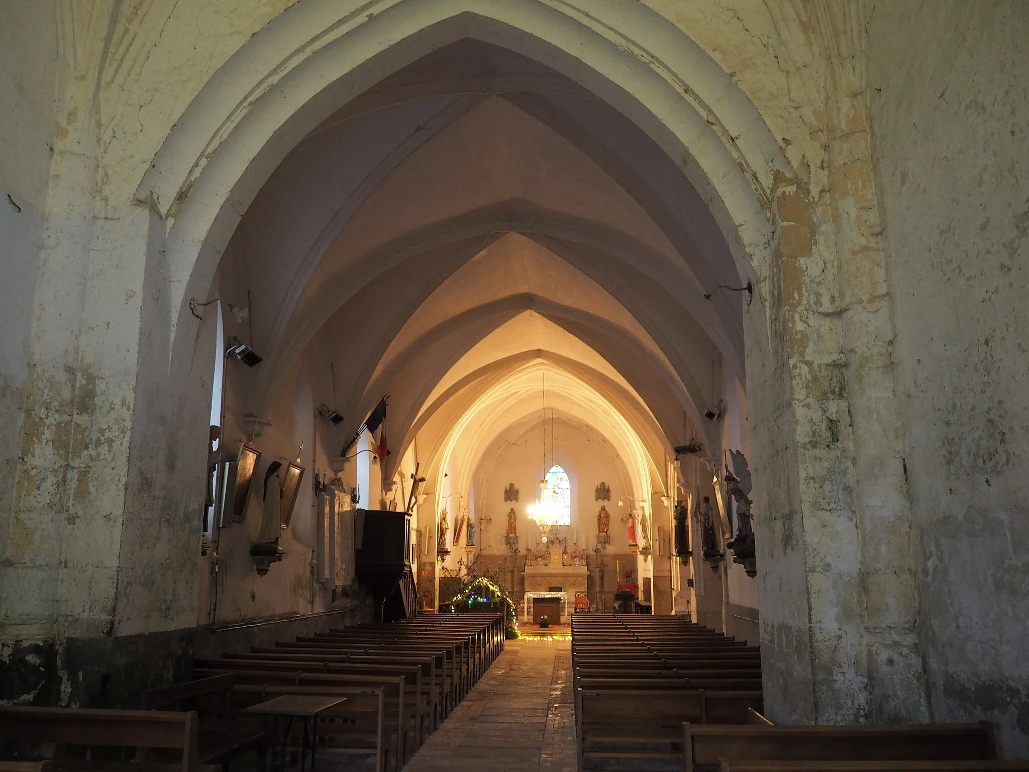Photo showing: Intérieur de l'église Saint Sulpice d'Azy - A noter la présence d'une crèche en période de Noël.