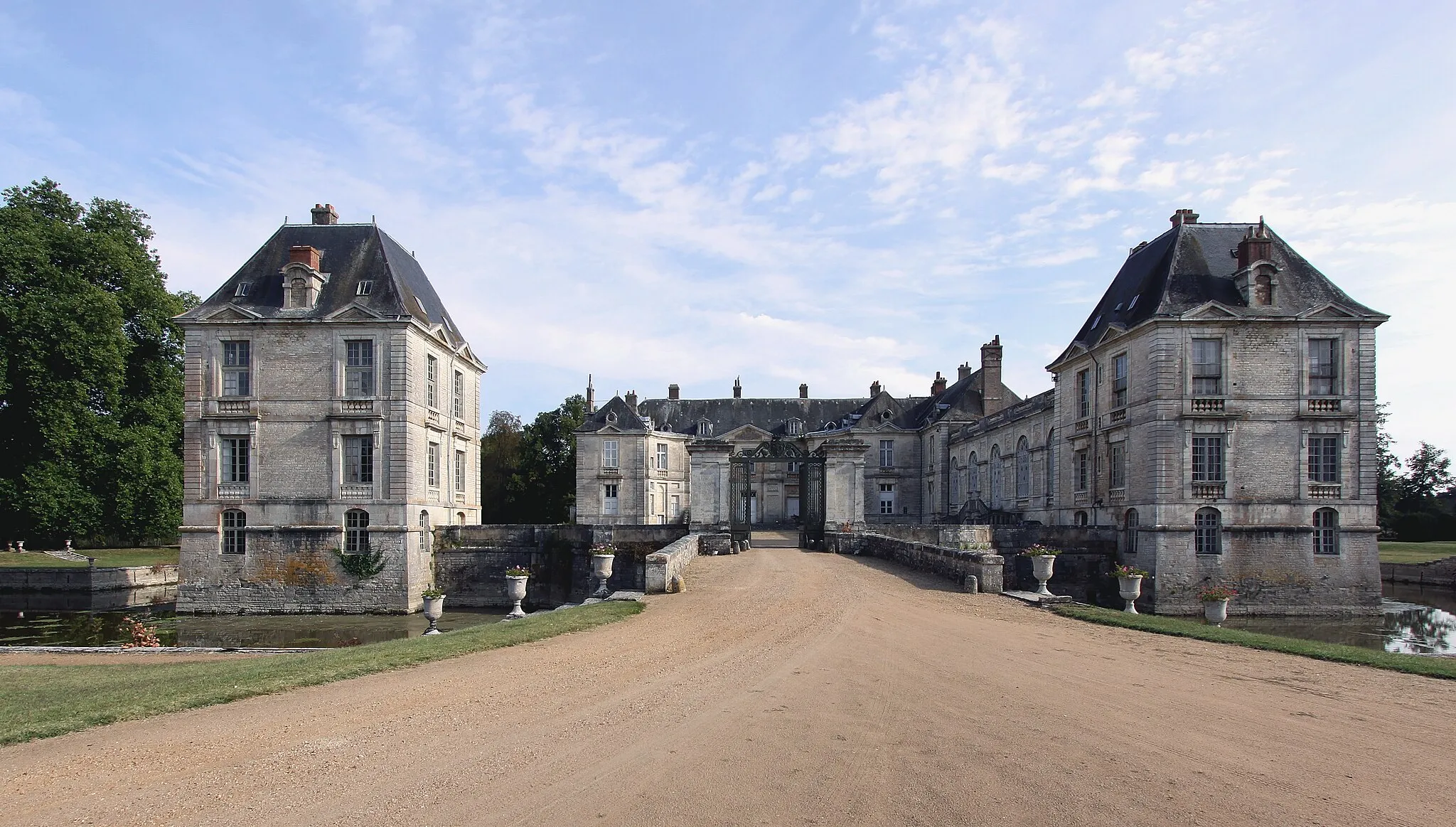 Photo showing: Schloss Lignières in der französischen Gemeinde Lignières im Département Cher - Zufahrt zu Ehrenhof