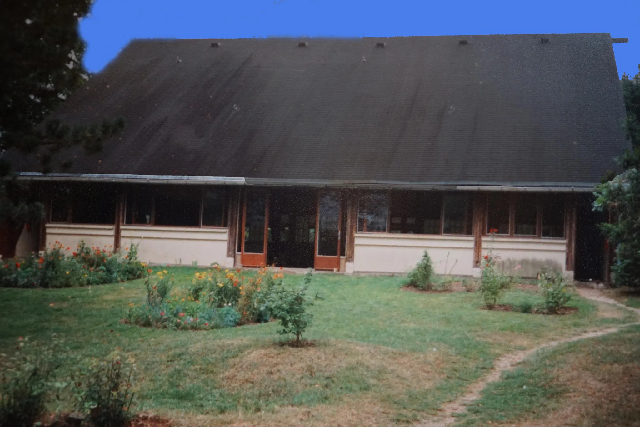 Photo showing: Das Foto zeigt das Dojo des Zen Tempel "La Gendronnière" in Frankreich in der Nähe von Blois (Foto: 1994, nachträglich digitalisiert)