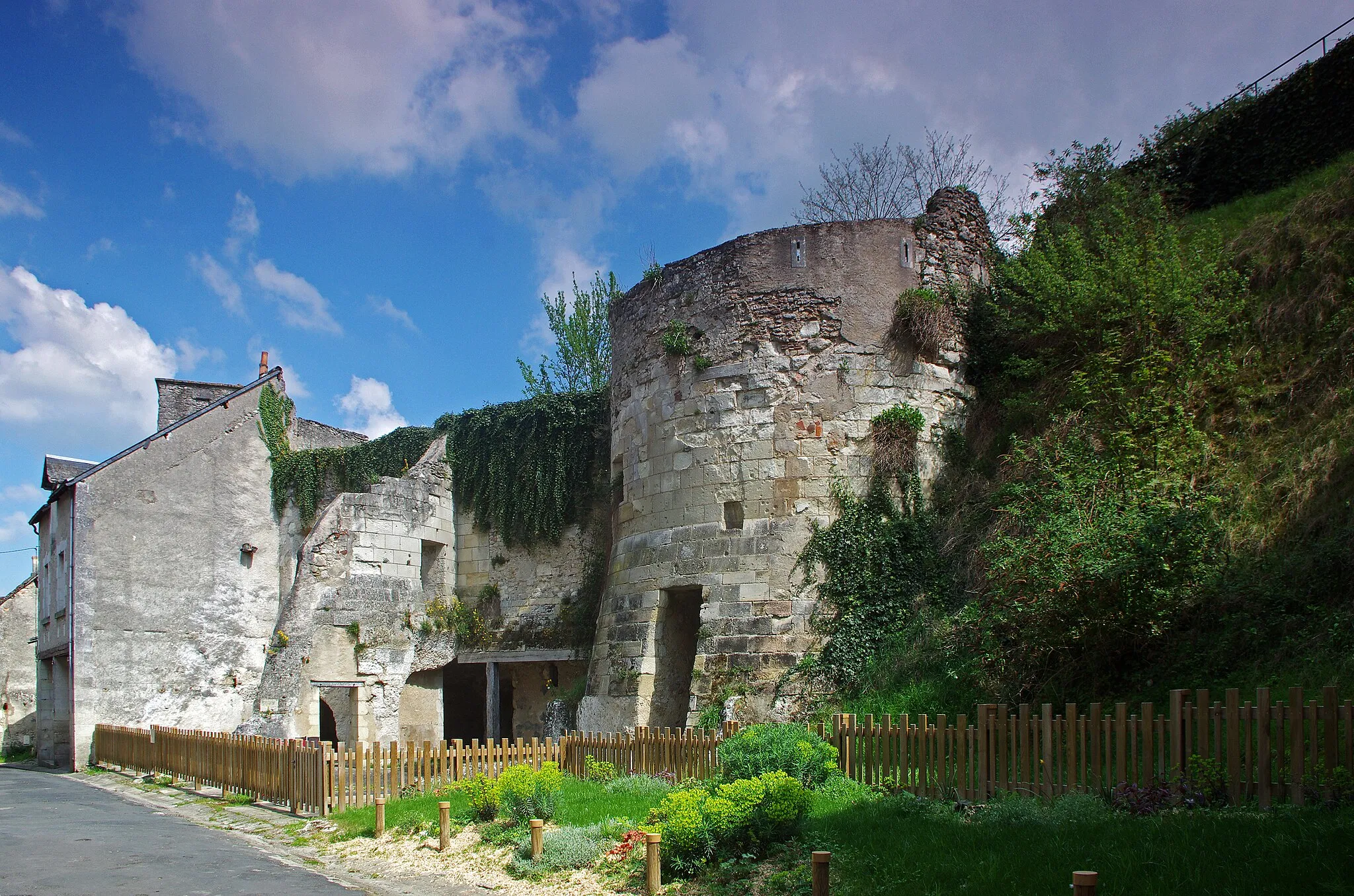 Photo showing: Châtillon-sur-Indre (Indre)

La tour restante de la porte nord du château.