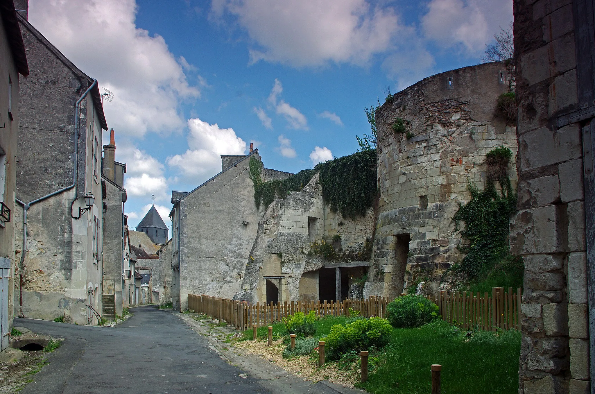 Photo showing: Châtillon-sur-Indre (Indre)
La rue Isorée.
"Par acte en date du 19 février 1648, Georges Ysoré, conseiller du roi, capitaine de cent hommes d’armes, lieutenant général au gouvernement de Touraine, marquis d’Hervault, demeurant ordinairement en sa maison des Pruneaux, acheta à César de Vendôme la terre de Châtillon pour la somme de 60 000 livres. La charge de capitaine commandant du château et de la ville faisait partie de la vente. Georges Ysoré fit réaliser d’importants travaux dans le château, adjugés le 3 août 1648 pour la somme de 33 500 livres, avec l’espoir d’en être remboursé par le roi. Un arrêt du conseil du 27 juillet 1652 incorpora à la finance de l’engagement, c’est-à-dire ajouta à la valeur de rachat de la seigneurie, la somme de 25 050 livres dépensées sur le marché du 3 août 1648 et la somme de 2 910 livres dépensées en plus du devis, soit au total 27 960 livres. Georges Ysoré était encore mentionné comme seigneur par engagement le 3 mars 1661. Son fils René lui succéda dans la jouissance de la terre de Châtillon. Celle-ci fut saisie puis adjugée le 3 février 1681 à Paul Barillon d’Amoncourt, conseiller d’État, ambassadeur extraordinaire en Angleterre."

(HISTOIRE DU CHÂTEAU DE CHÂTILLON-SUR-INDRE Jean-Pascal FOUCHER - Bulletin Monumental Tome 168-1 • 2010)