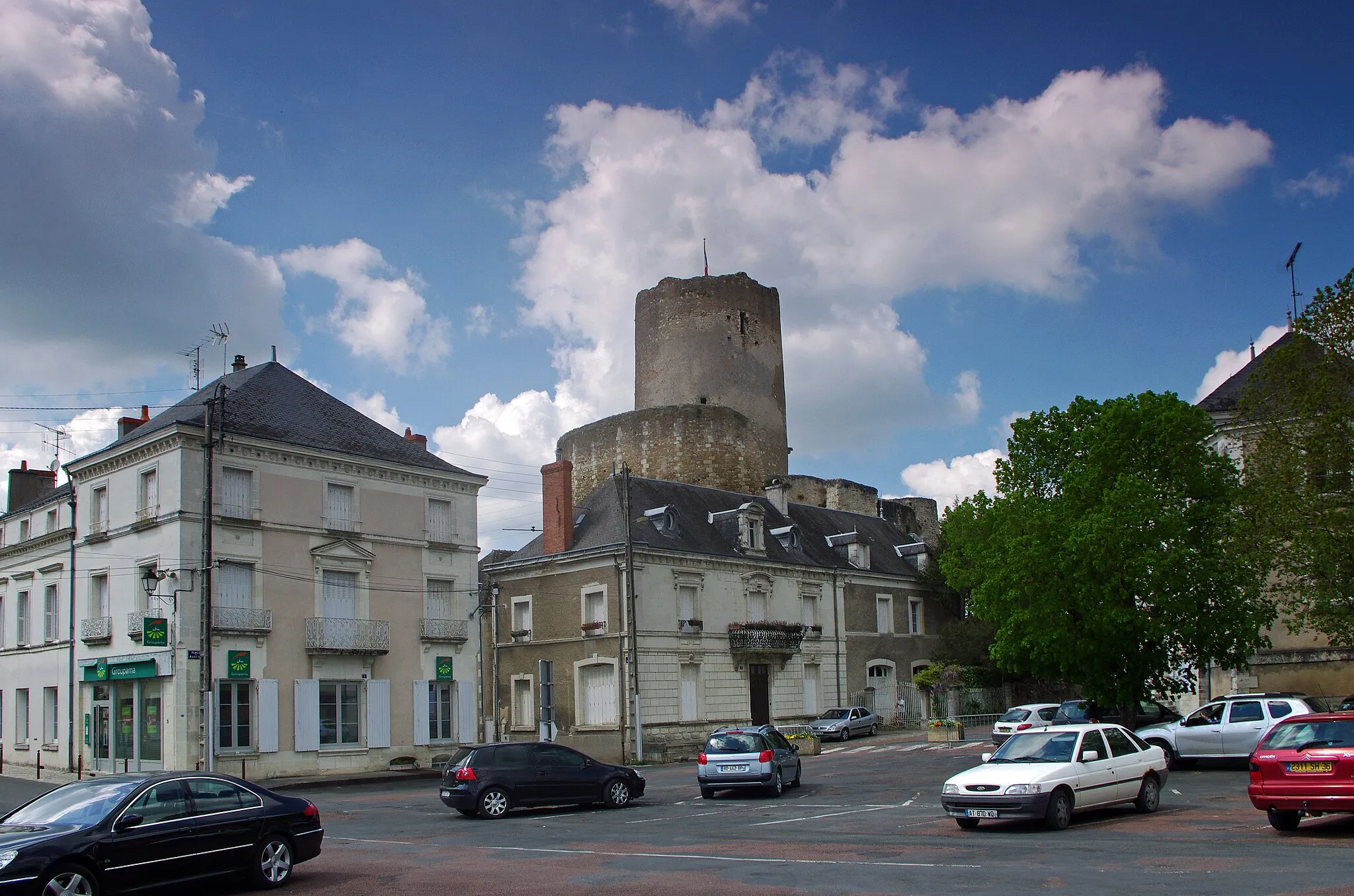 Photo showing: Châtillon-sur-Indre (Indre)

La Place du Marché et le donjon avec sa chemise.