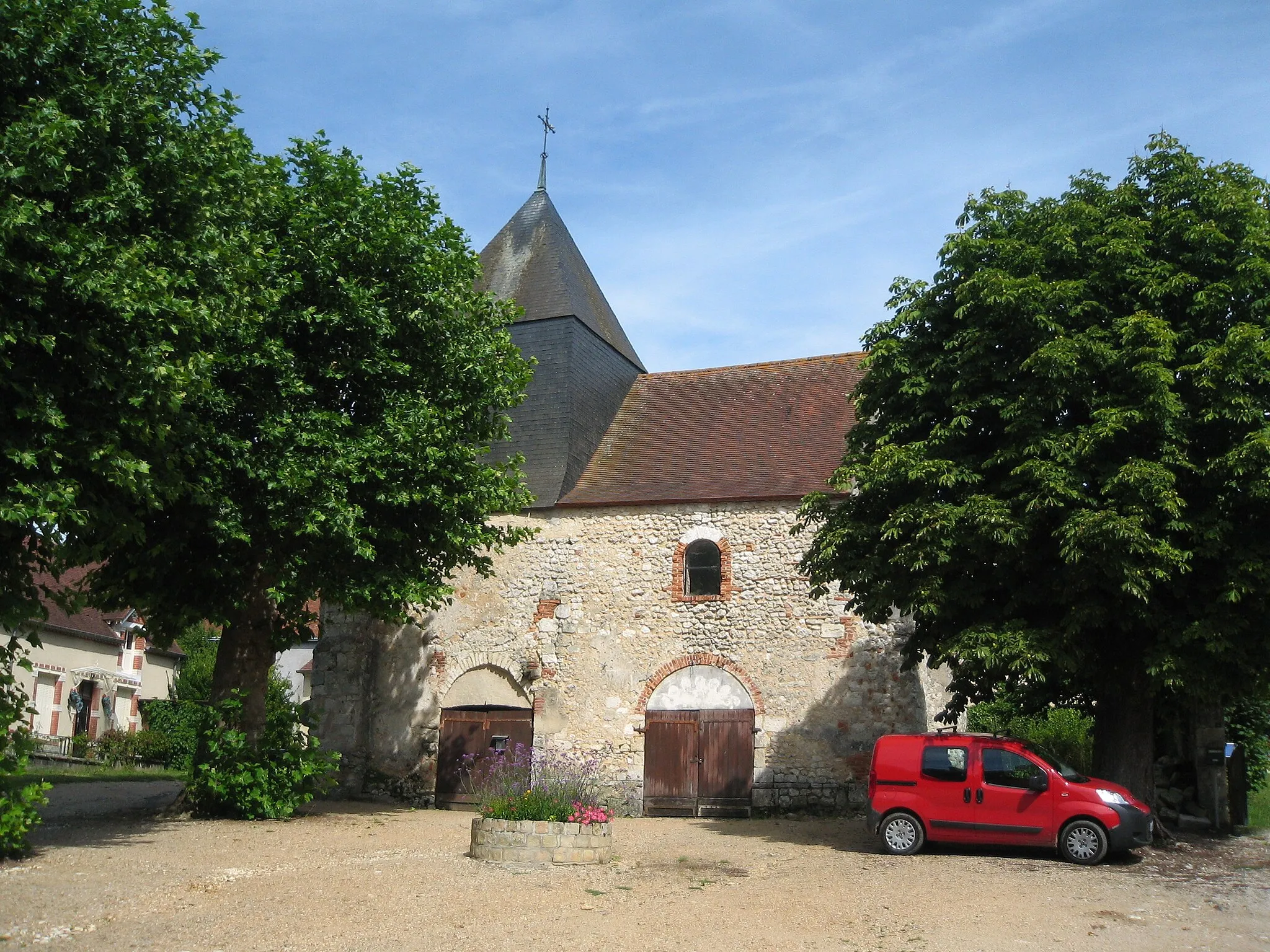 Photo showing: Vielle église romane de Lury-sur-Arnon.
