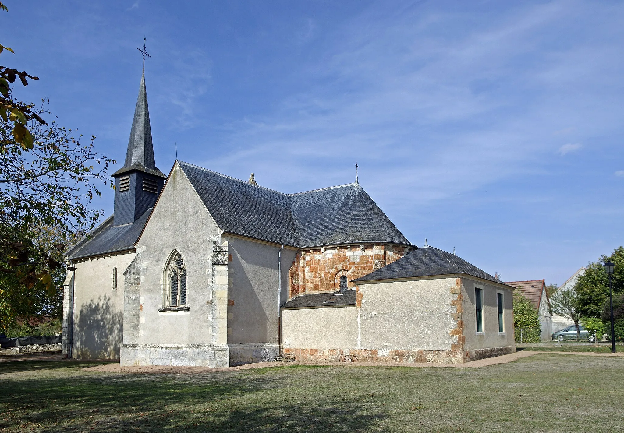 Photo showing: Jussy-Champagne (Cher) Église Saint-André (XIIe - XVe siècles)
L'abside remonte au début XIIe siècle. La chapelle latérale sud est du XVe siècle.
L'église est surtout remarquable pour sa façade romane du XIIe siècle qui est restée intacte. Elle se compose de trois étages :
Le premier niveau est constitué d’un portail et de deux arcades aveugles. Les chapiteaux sont classiques de cette époque : animaux, palmettes, feuilles d’eau, etc.
Le deuxième niveau est composé de six colonnes et cinq petits sujets sculptés. Dans les sculptures on reconnaît le Christ au milieu et saint Pierre à droite. Les colonnes devaient être surmontées par des cintres qui ont disparus.
Le troisième étage est constitué d’une croix avec au milieu, l’agneau pascal surmonté d’une croix, agenouillé, la tête à droite et retournée comme à Avord et Vornay, villages très proches de Jussy.

La chapelle nord serait due à l’architecte Henri Tarlier, elle a été construite au XIXe siècle, pendant la restauration de la voûte de la nef, de la partie supérieure du pignon occidental, du clocher.