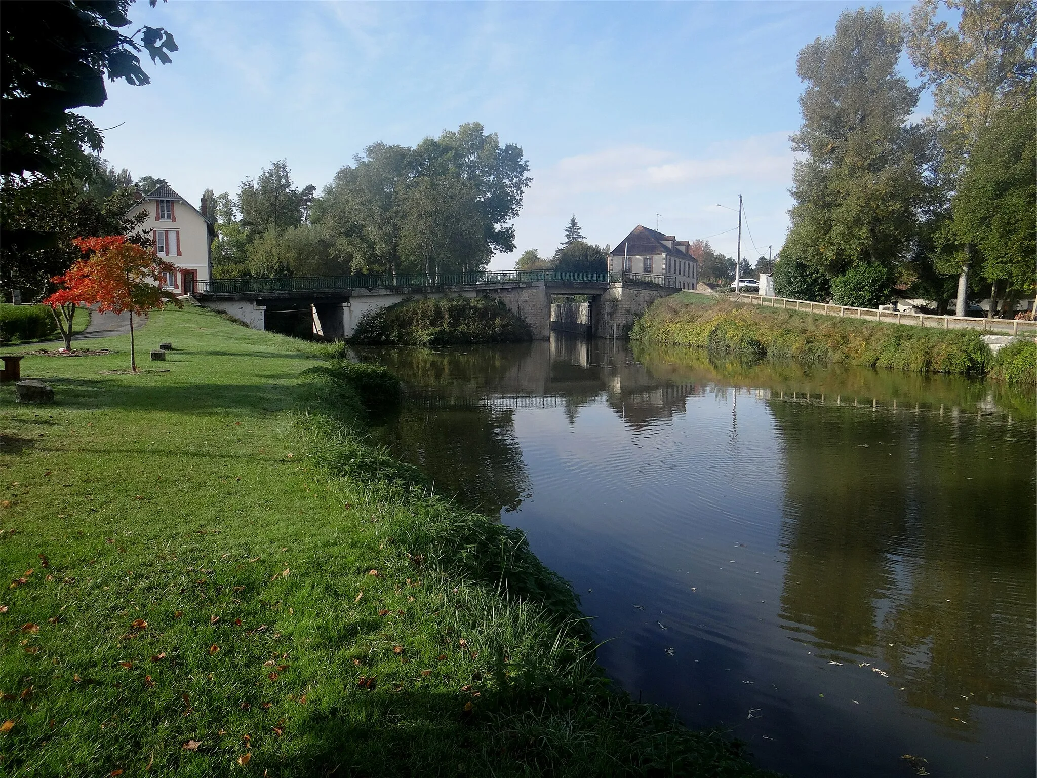 Photo showing: Entrée du bief et canal d'Orléans à Chailly-en-Gâtinais, Loiret, France.