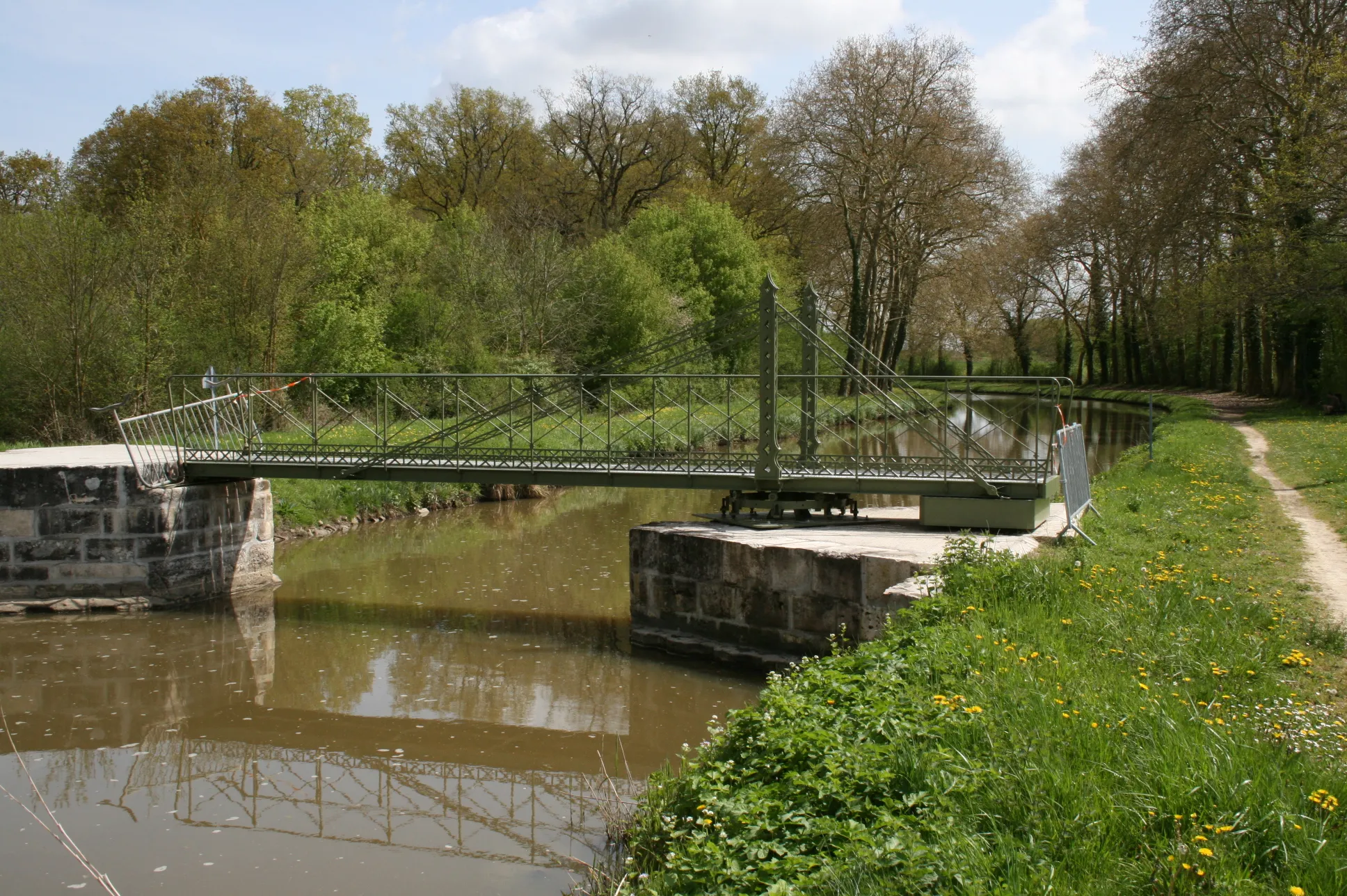 Photo showing: Canal d’Orléans. Pont tournant de Chevillon-sur-Huillard, Loiret, Centre, France