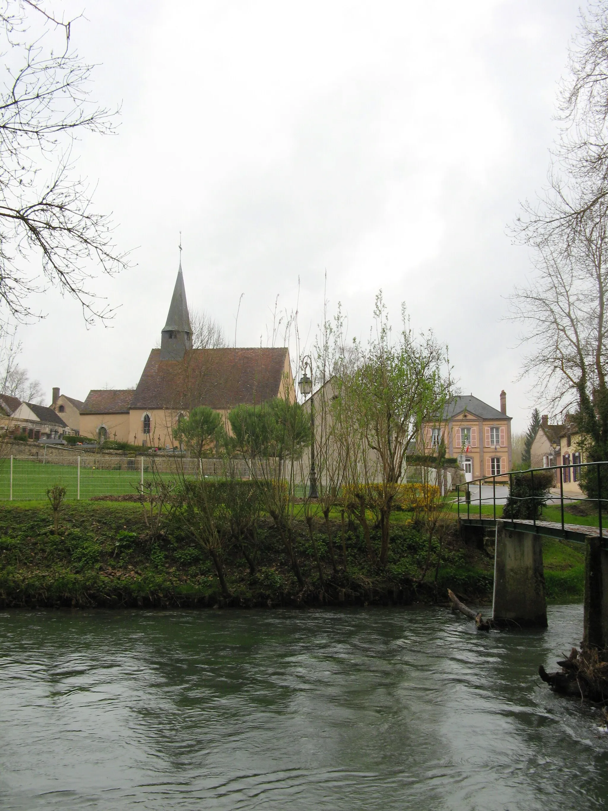 Photo showing: Conflans-sur-Loing, Loing, église