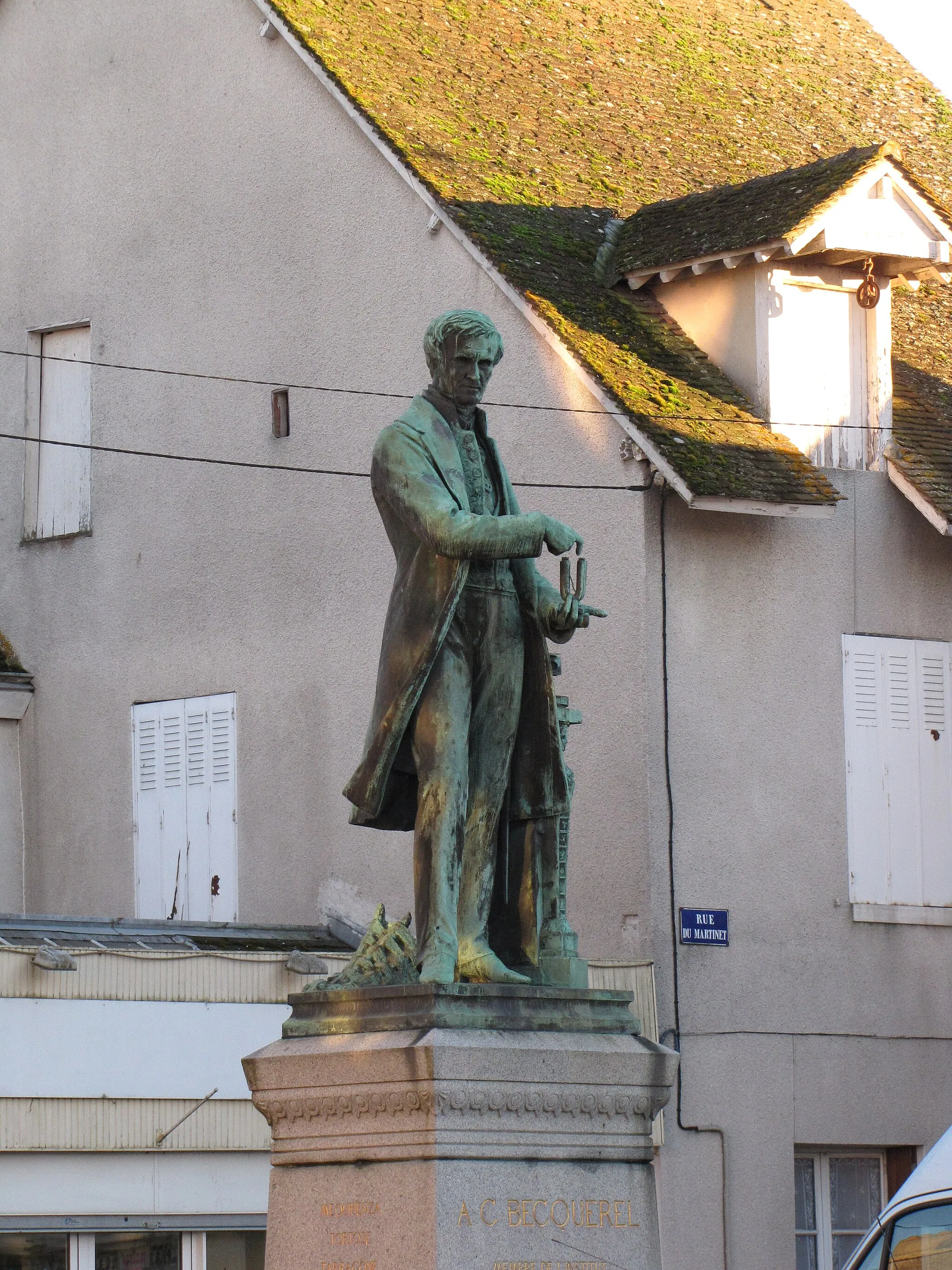 Photo showing: Châtillon-Coligny, Loiret, Centre region, France.
Statue of Antoine César Becquerel (1788-1878) who was born in this town. The statue is set in, of course, Place Becquerel immediately outside the old "Porte des Bourgeois", a town gate on the south of the old town.