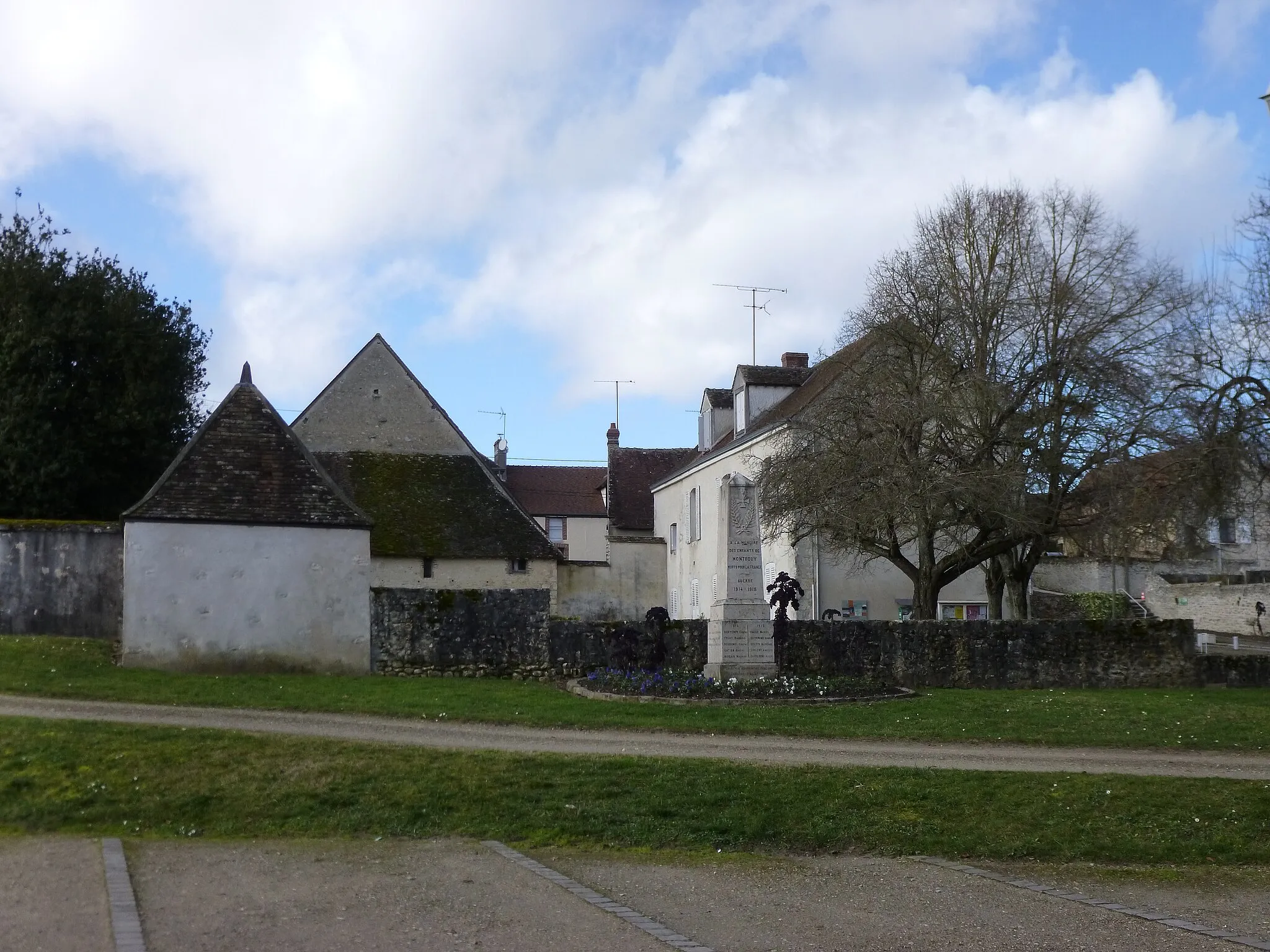 Photo showing: Montbouy, Loiret, Centre, France. War memorial at the old harbour (now a car park).