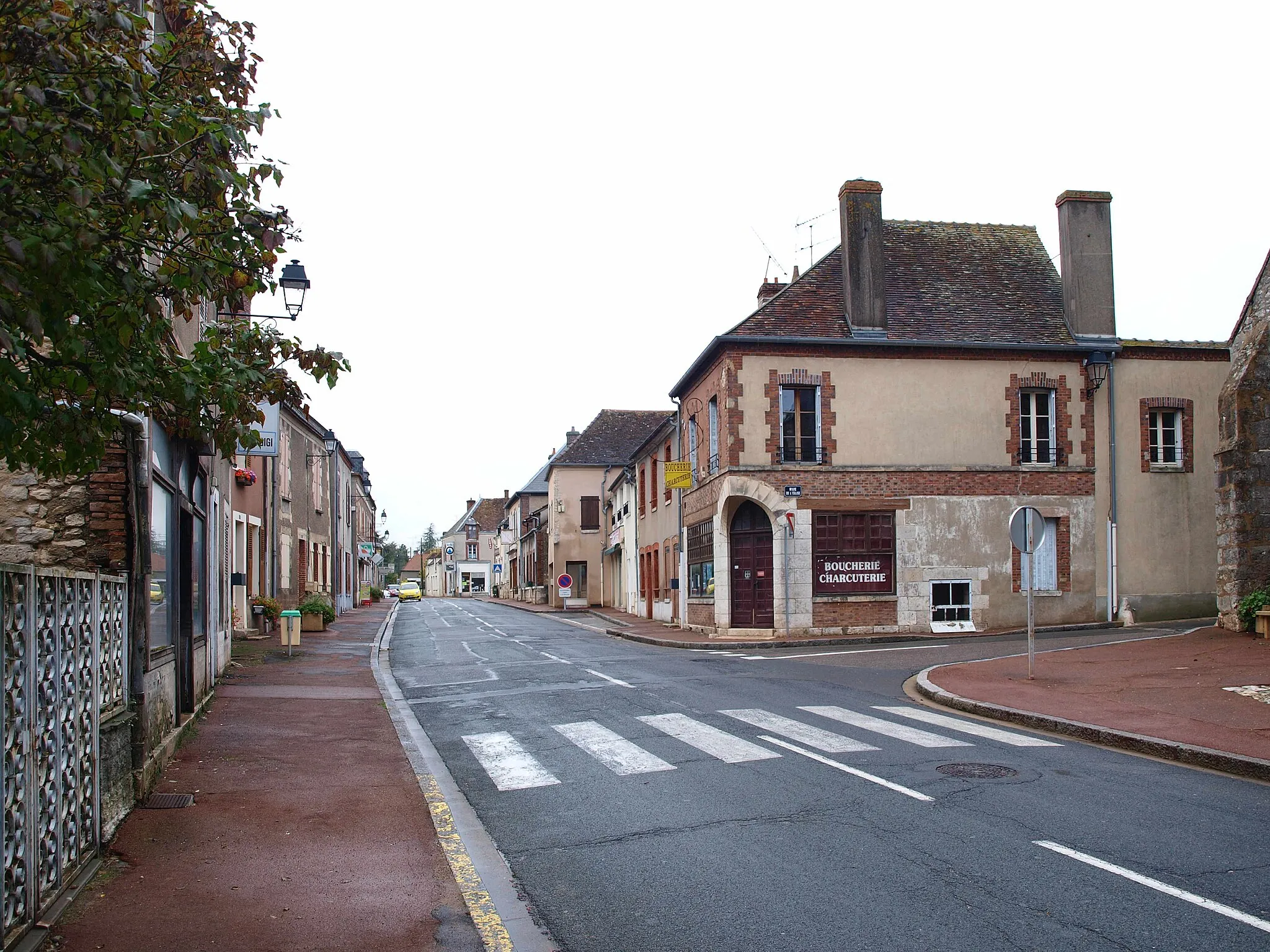 Photo showing: Montcresson (Loiret, France). Rue de Verdun, vue vers le nord (direction Montargis). Rue principale de Montcresson.