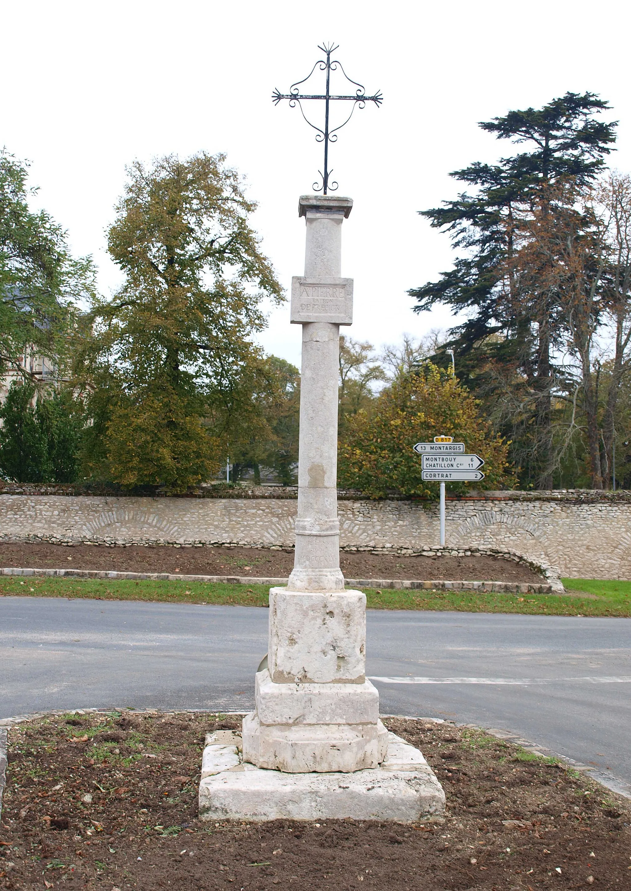 Photo showing: Pressigny-les-Pins (Loiret, France) ; calvaire sur la place