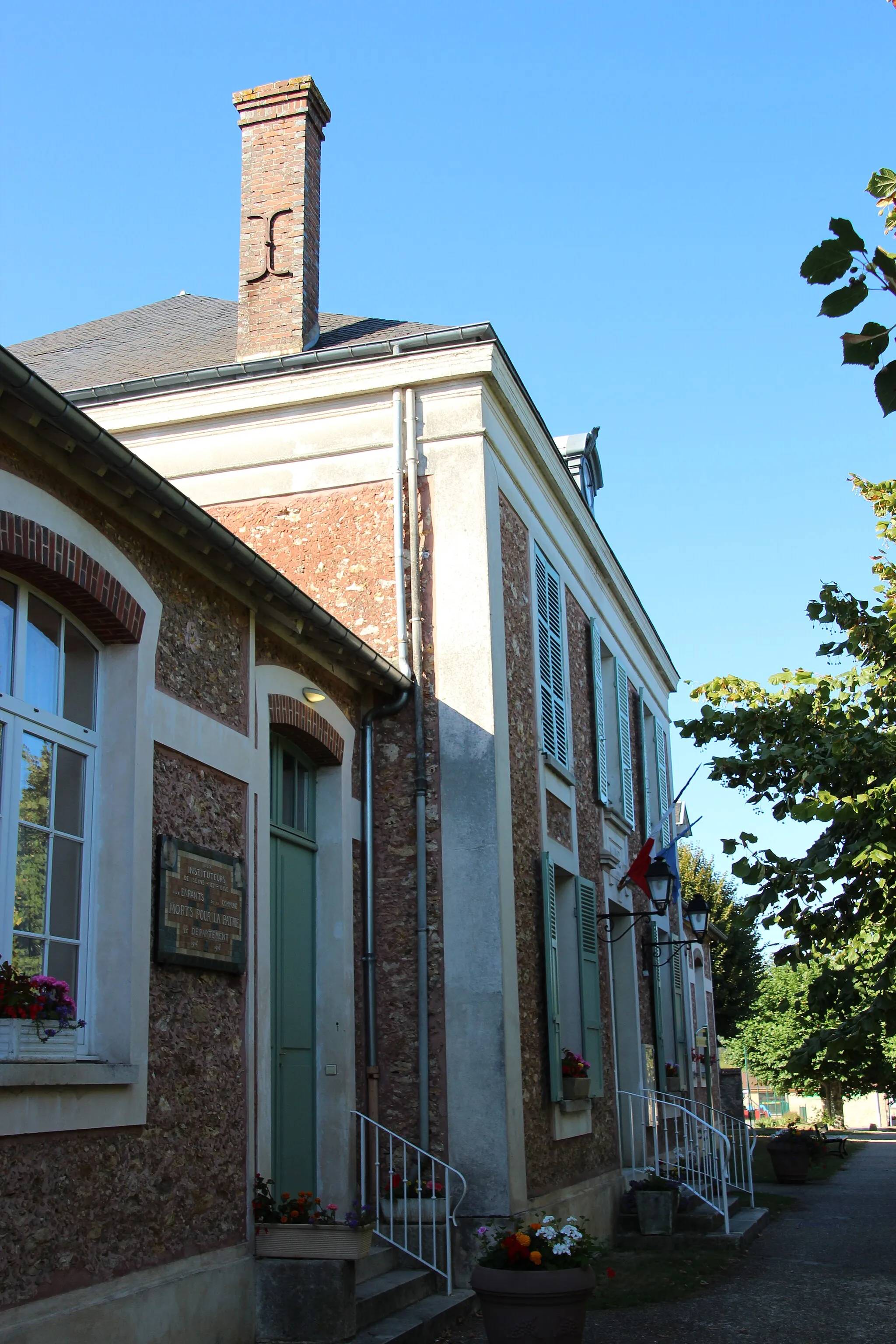 Photo showing: Town hall in Hermeray, France