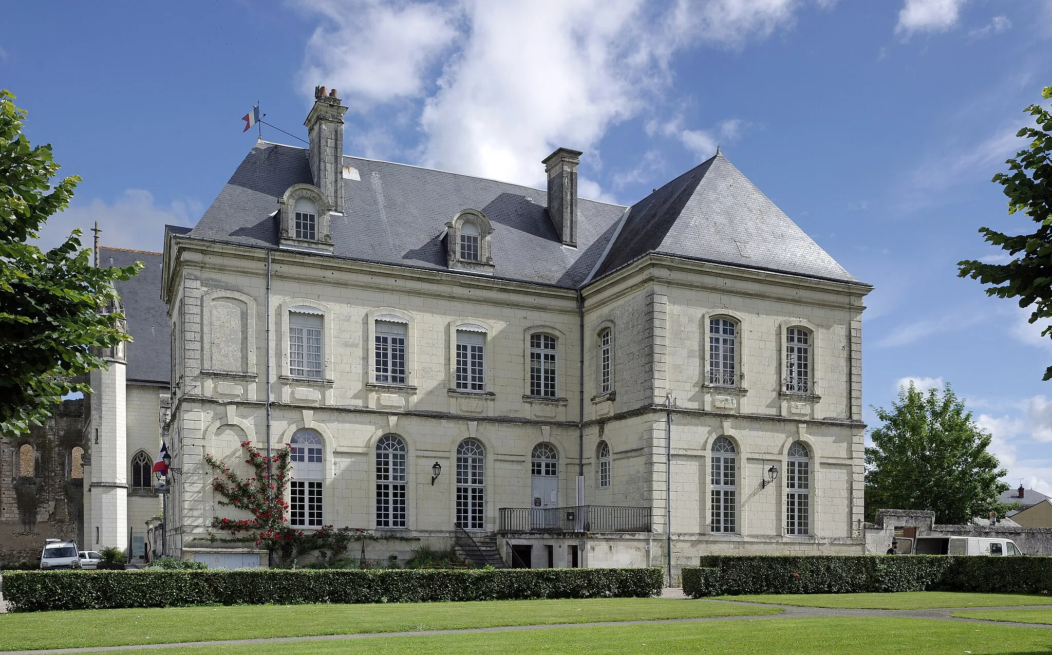 Photo showing: Beaulieu-lès-Loches (Indre-et-Loire)
Le bâtiment de la mairie (ancienne abbaye de la Trinité), XVIIIe siècle.
La construction, de style classique, a été conservée dans son état d’origine. C'est  le seul bâtiment conventuel postérieur à la réforme de Saint-Maur (1662) qui subsiste. C'est Louis II de Voyer d'Argenson, prieur du Saint-Sépulcre d'Allemagne, au diocèse 
de Meaux, et prévôt de Saint-Laurent de Parthenay, au diocèse de Poitiers, qui fut pourvu de l'abbaye de Beaulieu le 6 octobre 1639, par le roi Louis XIII et le pape Urbain VIII et y introduisit, le 8 juillet 1662, la réforme de la congrégation de Saint-Maur.
Charles Boileau, né à Beauvais en 1648, prédicateur reconnu, eut l'honneur de prêcher à la cour de Louis XIV. Le roi le récompensera en le nommant abbé de Beaulieu-lès-Loches en 1693 (avec l'investiture canonique du Pape Alexandre III)*.
C'est Charles Boileau, membre de l’Académie française depuis 1694, abbé de Beaulieu-lès-Loches, qui décida de faire construire un nouveau bâtiment conventuel afin d’y installer certains services administratifs. La première pierre a été posée le 3 février 1700. Boileau obtint du roi l'exemption du logement des troupes pour la population de Beaulieu, ce qui fut un avantage considérable.
Vendu comme bien national en 1793, en même temps que les autres biens de l’abbaye, le bâtiment fut acquis par la municipalité l’année suivante.

Suite au Concordat de Bologne, le roi nomme et le pape donne l'investiture canonique.
www.beaulieulesloches.eu/index.php?page=article&id_ca...